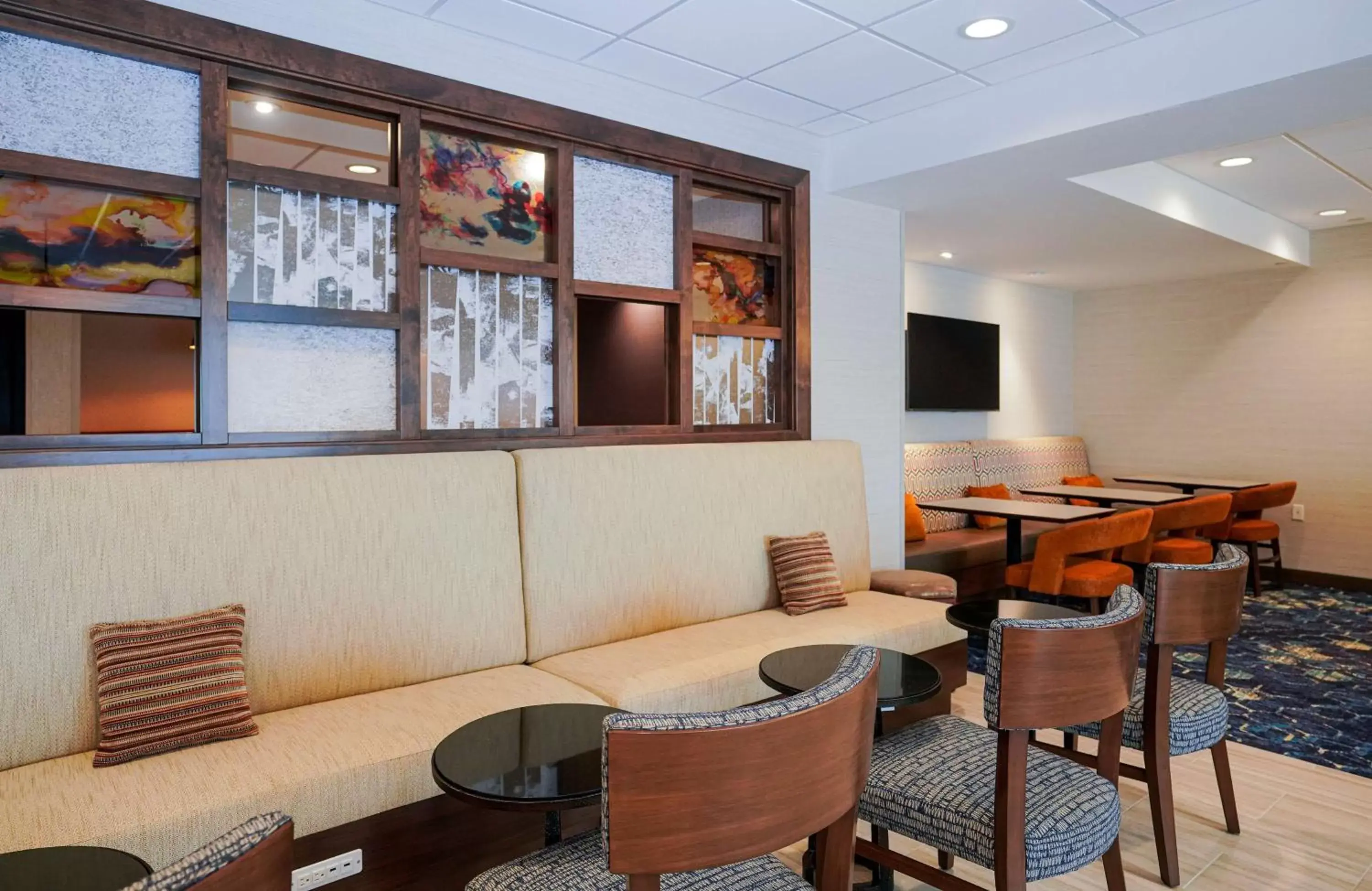 Lobby or reception, Lounge/Bar in Hampton Inn Colorado Springs I-25 Central