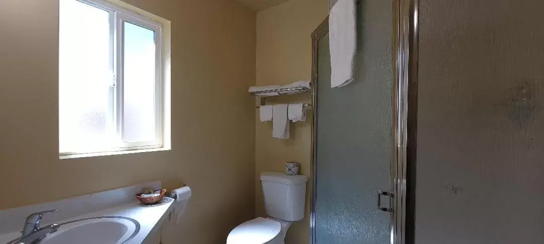 Bathroom in Lakeview Inn