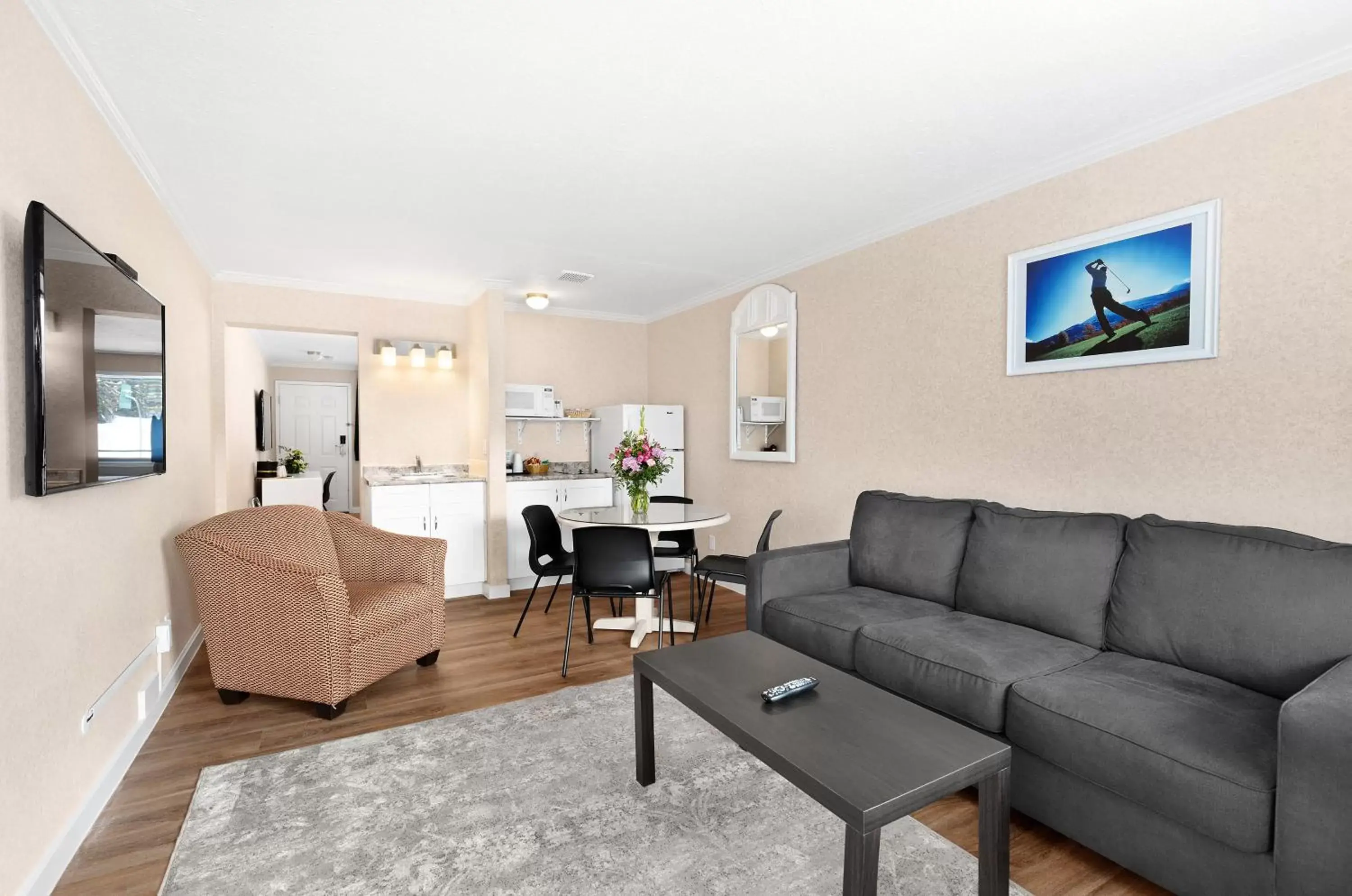 Living room, Seating Area in SureStay Hotel by Best Western Rossland Red Mountain