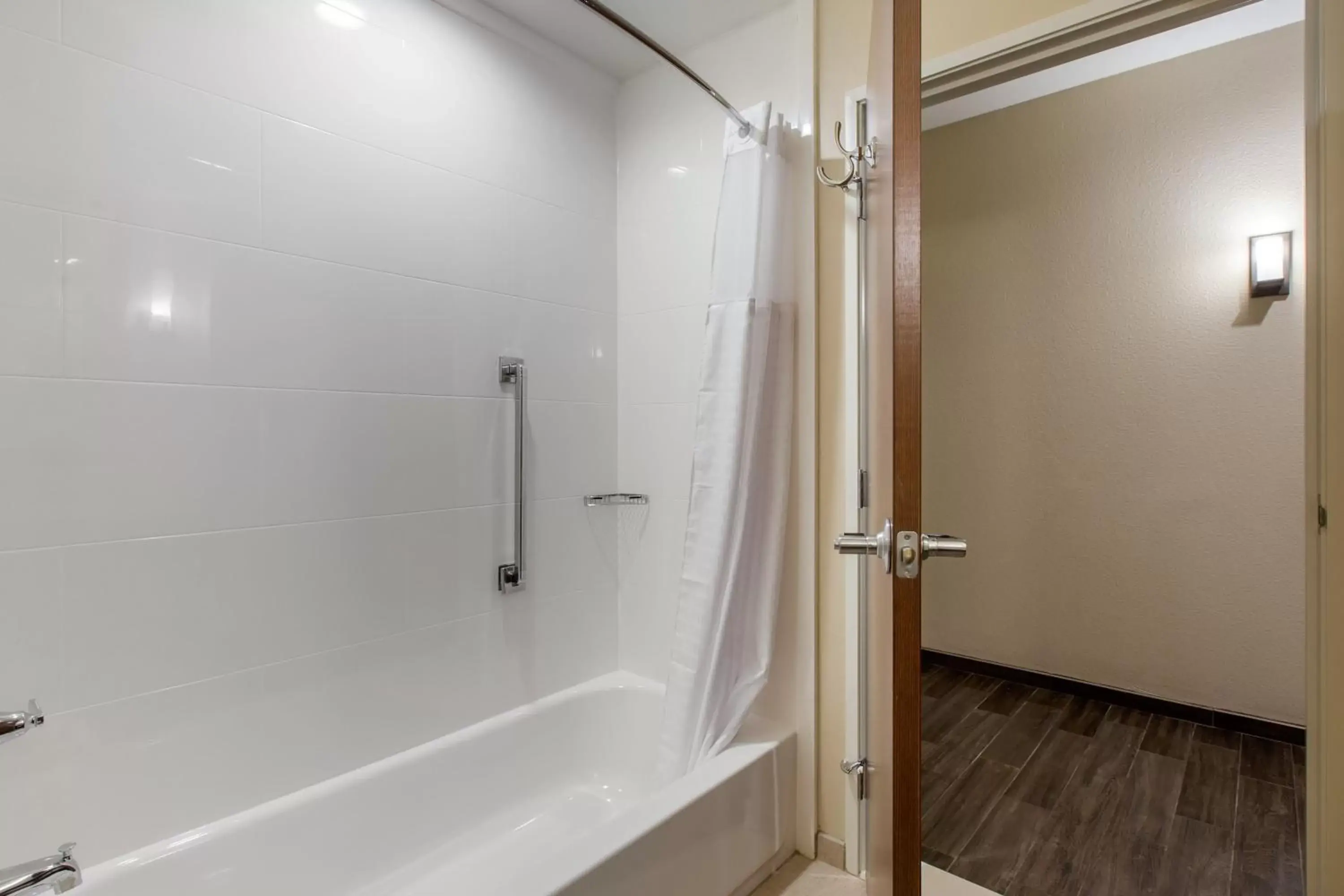 Bathroom in Comfort Suites - South Austin
