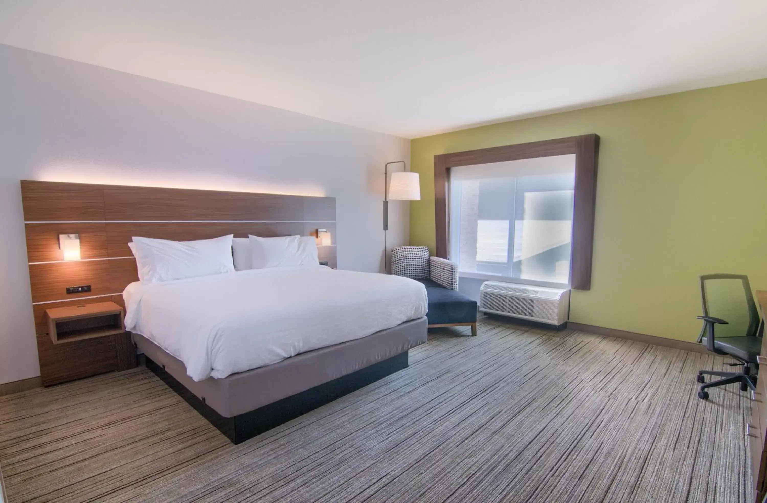 Bed in Holiday Inn Express & Suites Mobile - University Area, an IHG Hotel