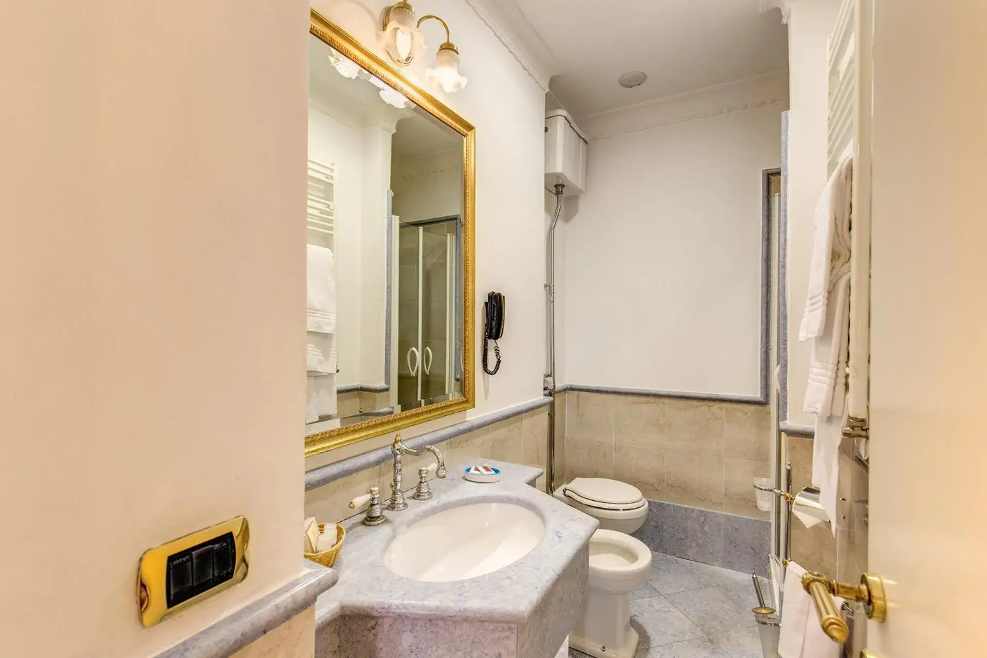 Bathroom in Hotel La Lumiere Di Piazza Di Spagna