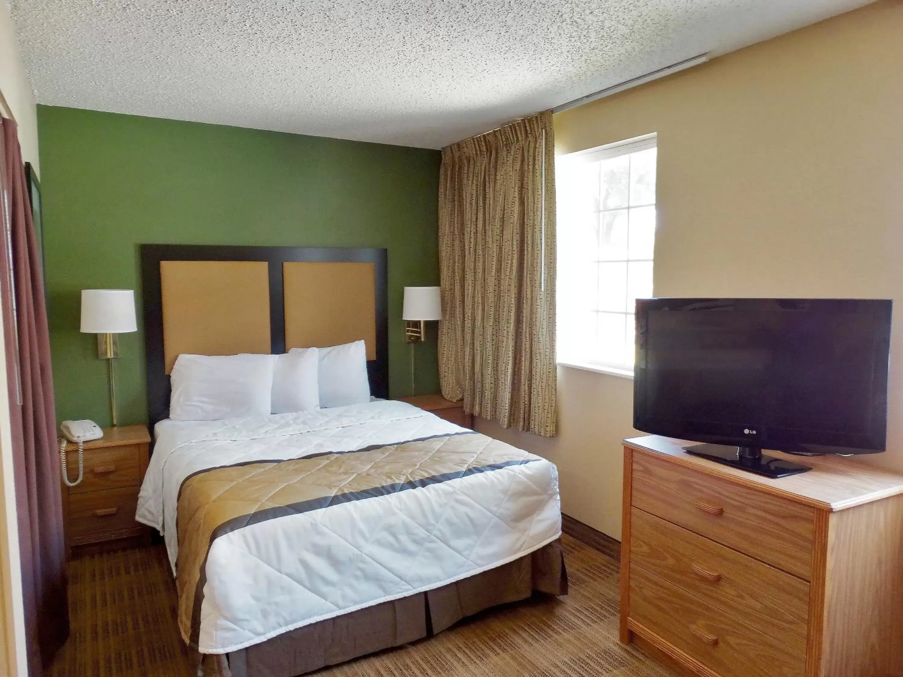 Bed in Extended Stay America Suites - Cincinnati - Blue Ash - Reed Hartman