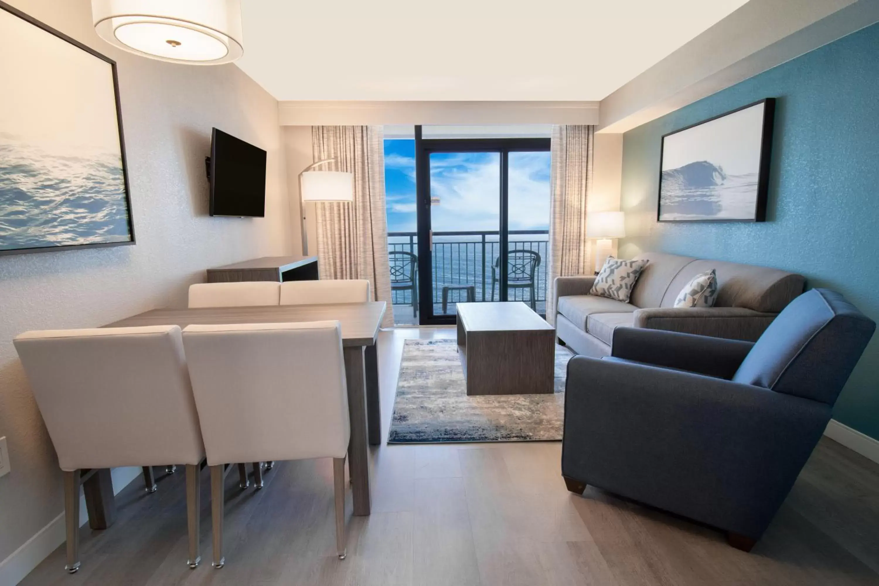 Deluxe Queen Suite in Breakers Resort Hotel