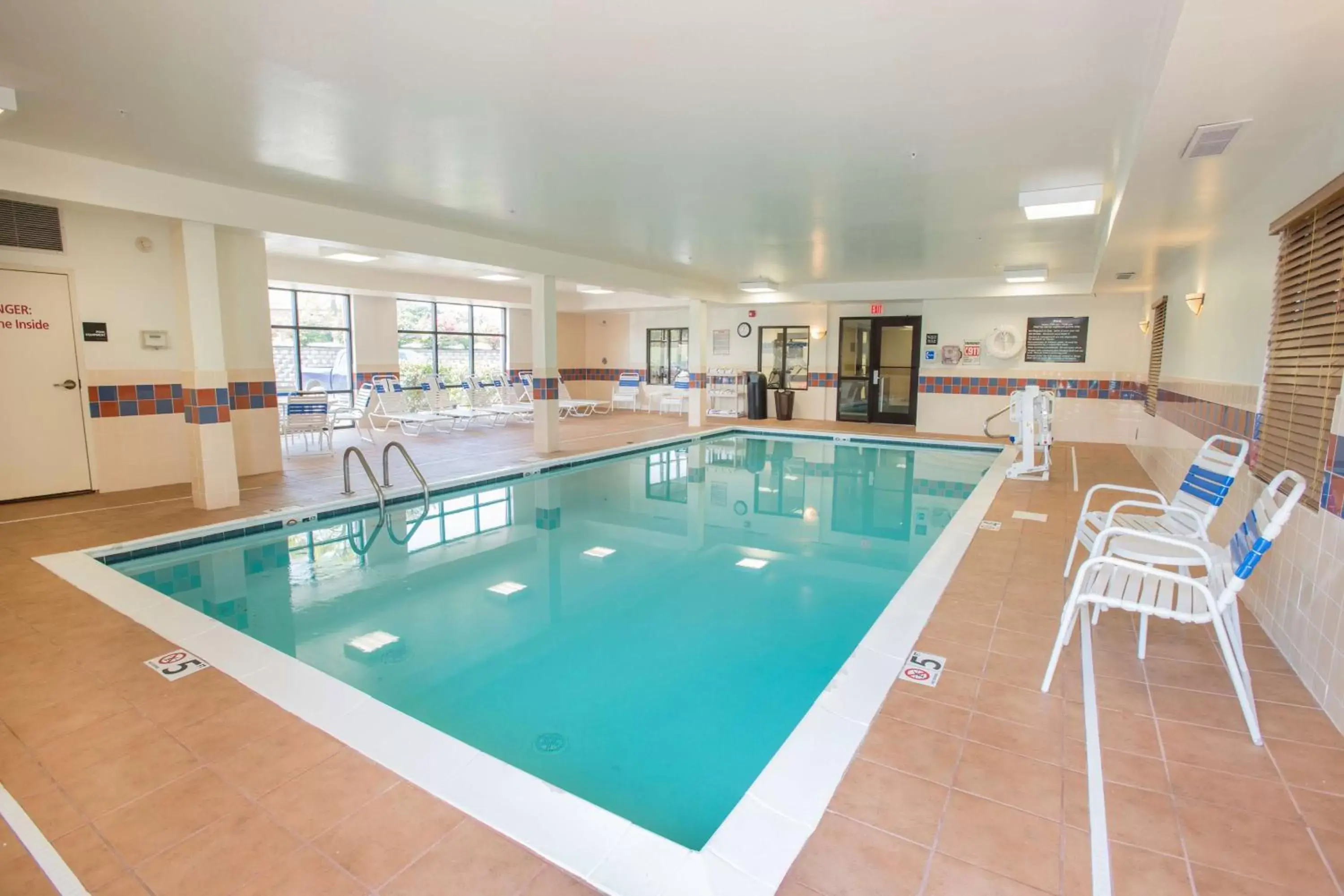 Swimming Pool in Hampton Inn & Suites Dayton-Airport