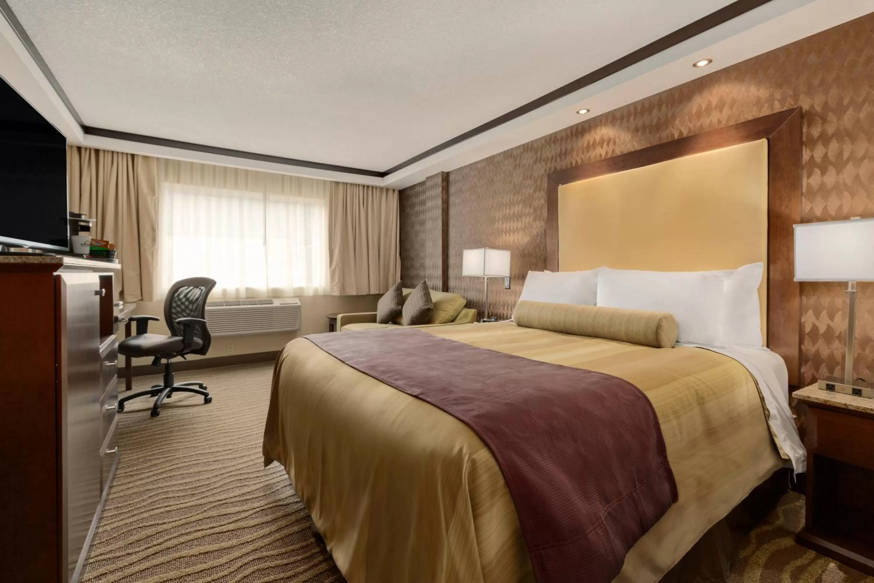 Photo of the whole room, Bed in Best Western Plus Edmonton Airport Hotel