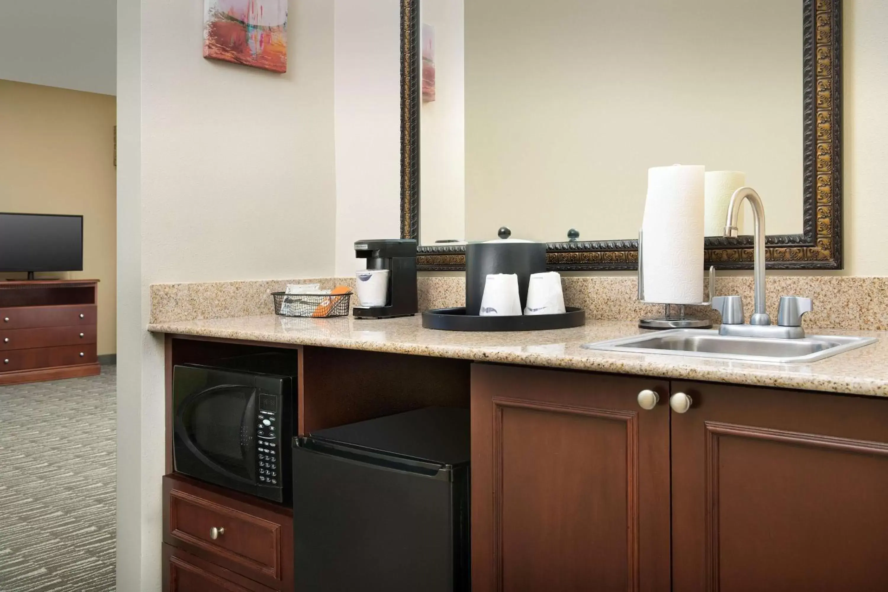 Bedroom, Kitchen/Kitchenette in Hampton Inn & Suites Lakeland-South Polk Parkway