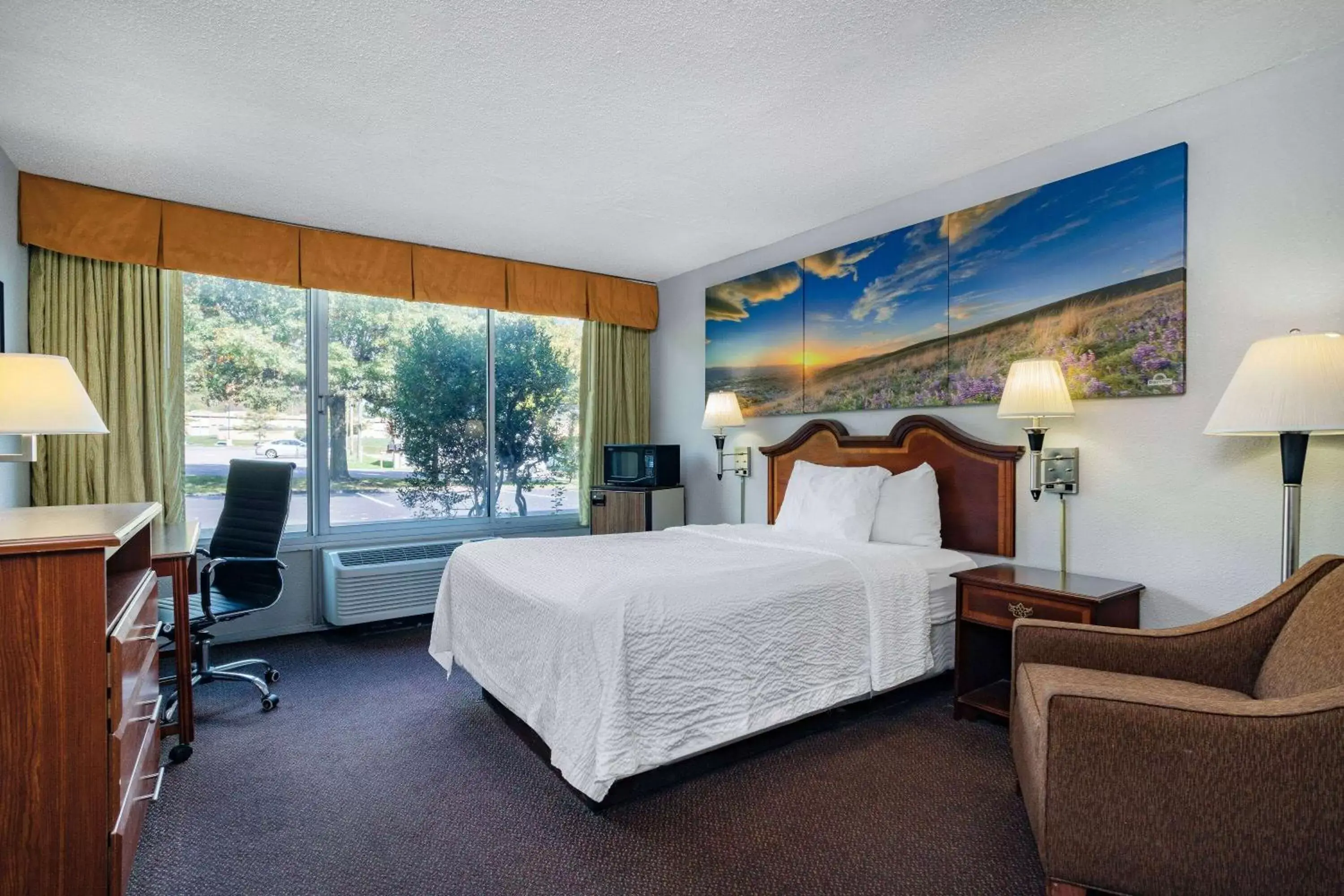 Photo of the whole room in Days Inn by Wyndham Cambridge