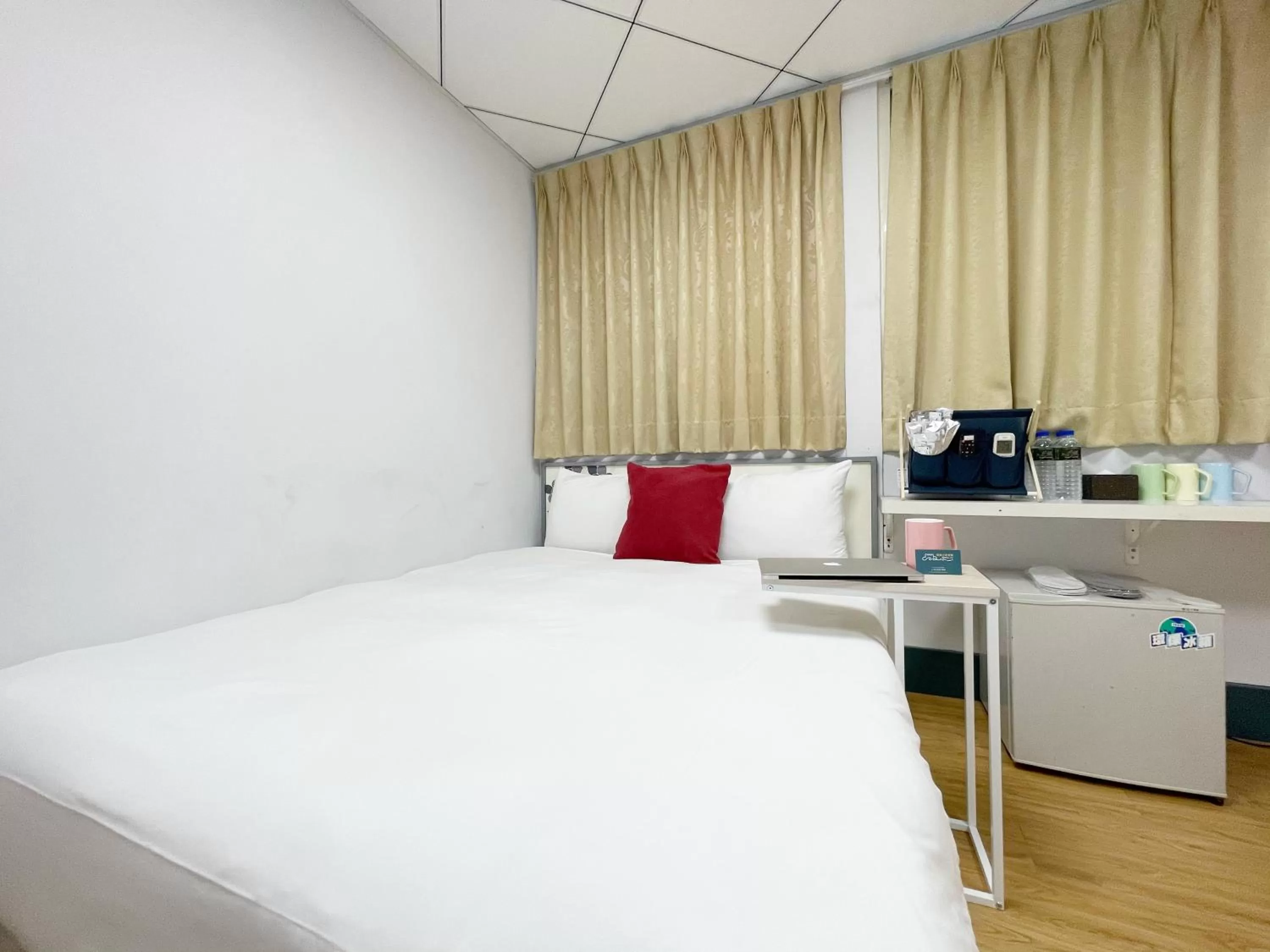 On site, Bed in Sharon Inn