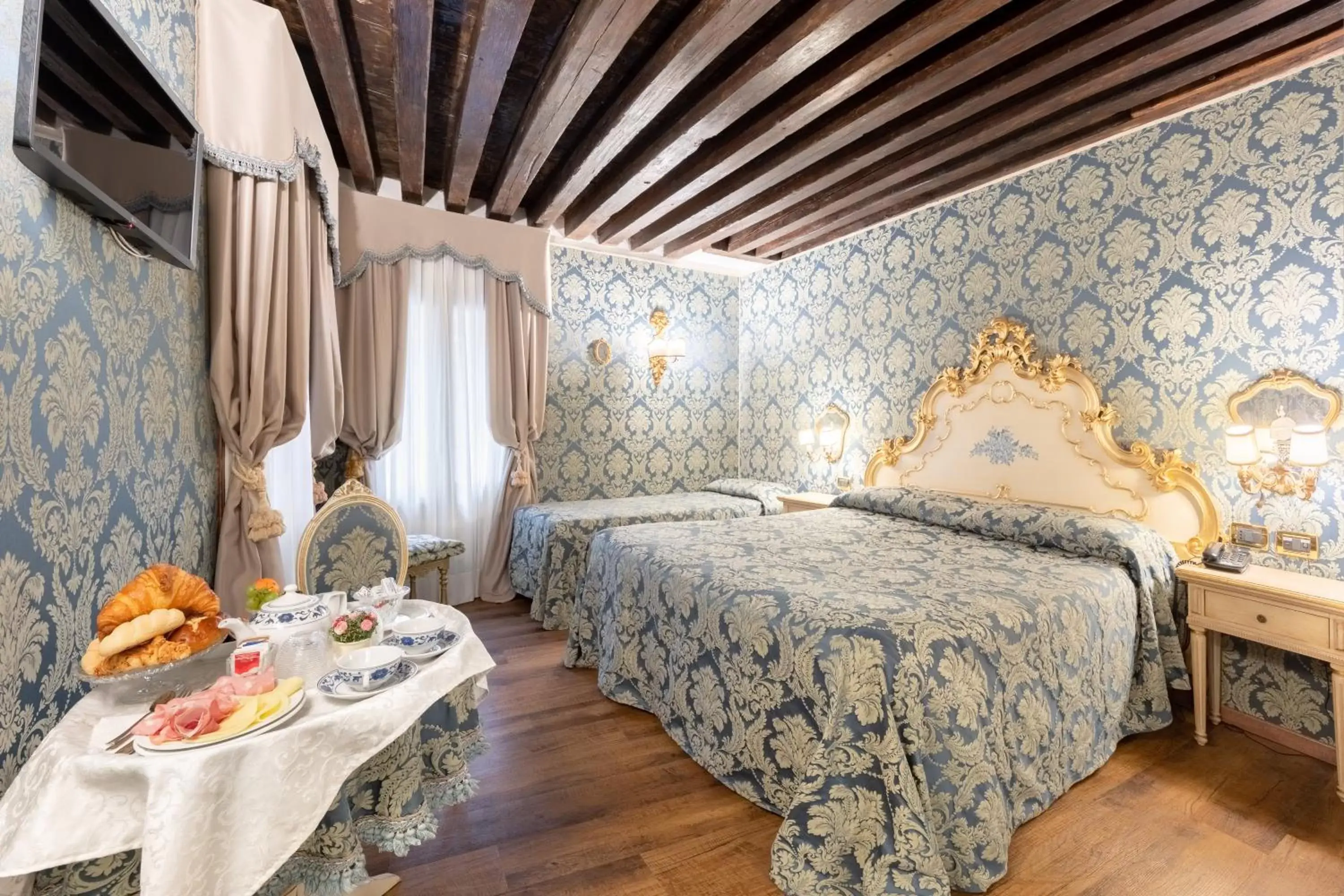 Photo of the whole room, Bed in Residenza La Loggia