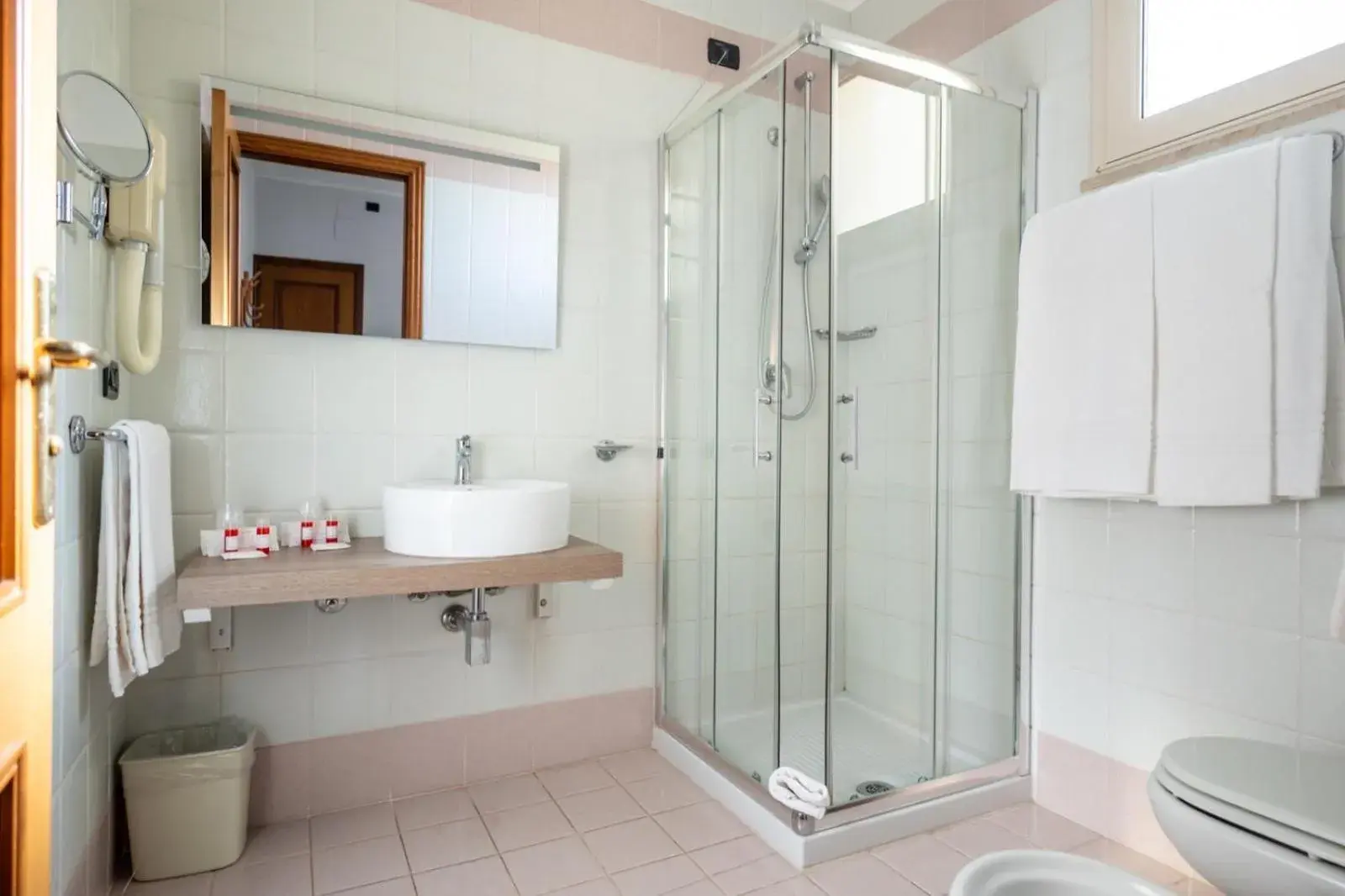 Shower, Bathroom in Hotel Corallo