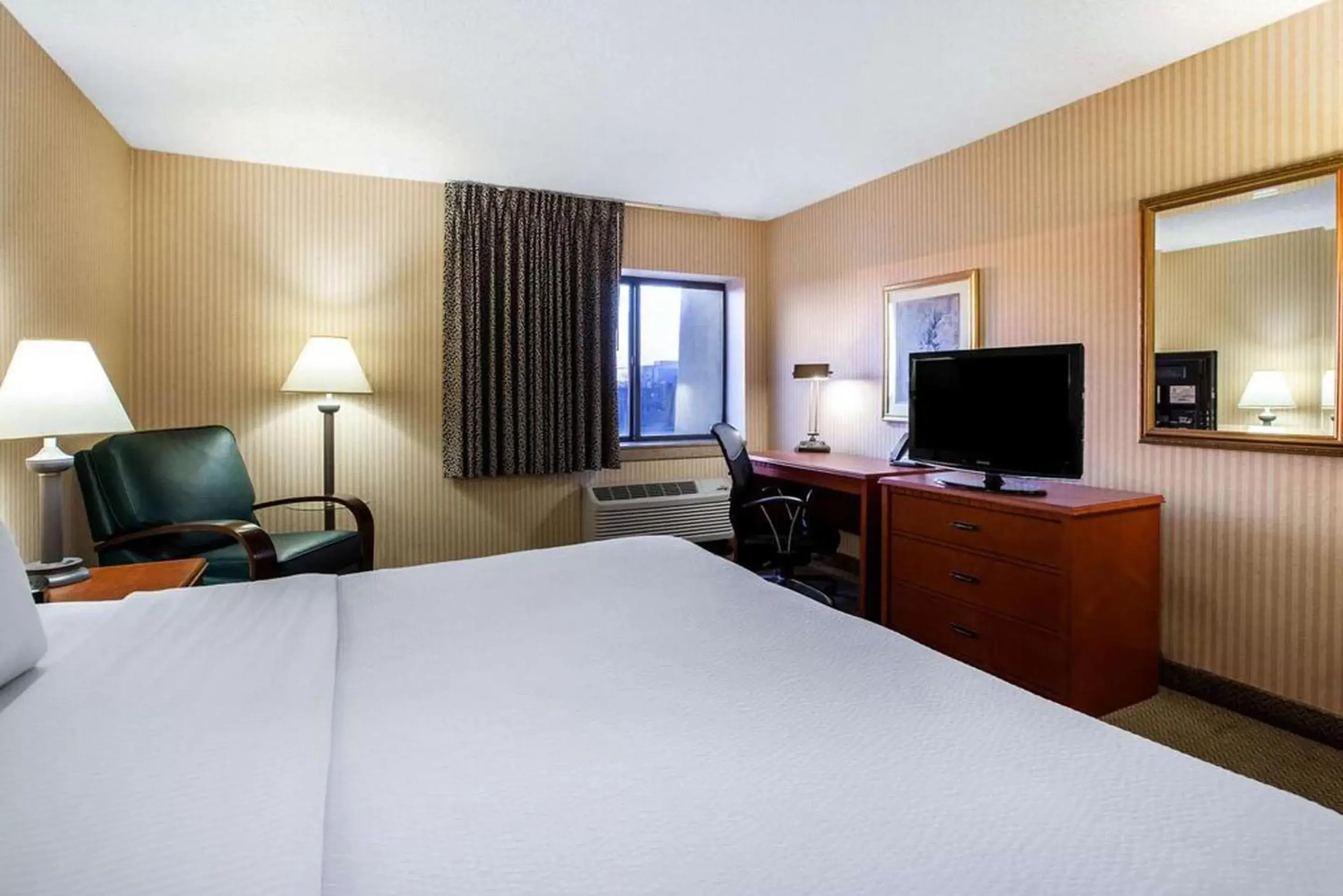 Bedroom, TV/Entertainment Center in La Quinta Inn by Wyndham Detroit Southgate