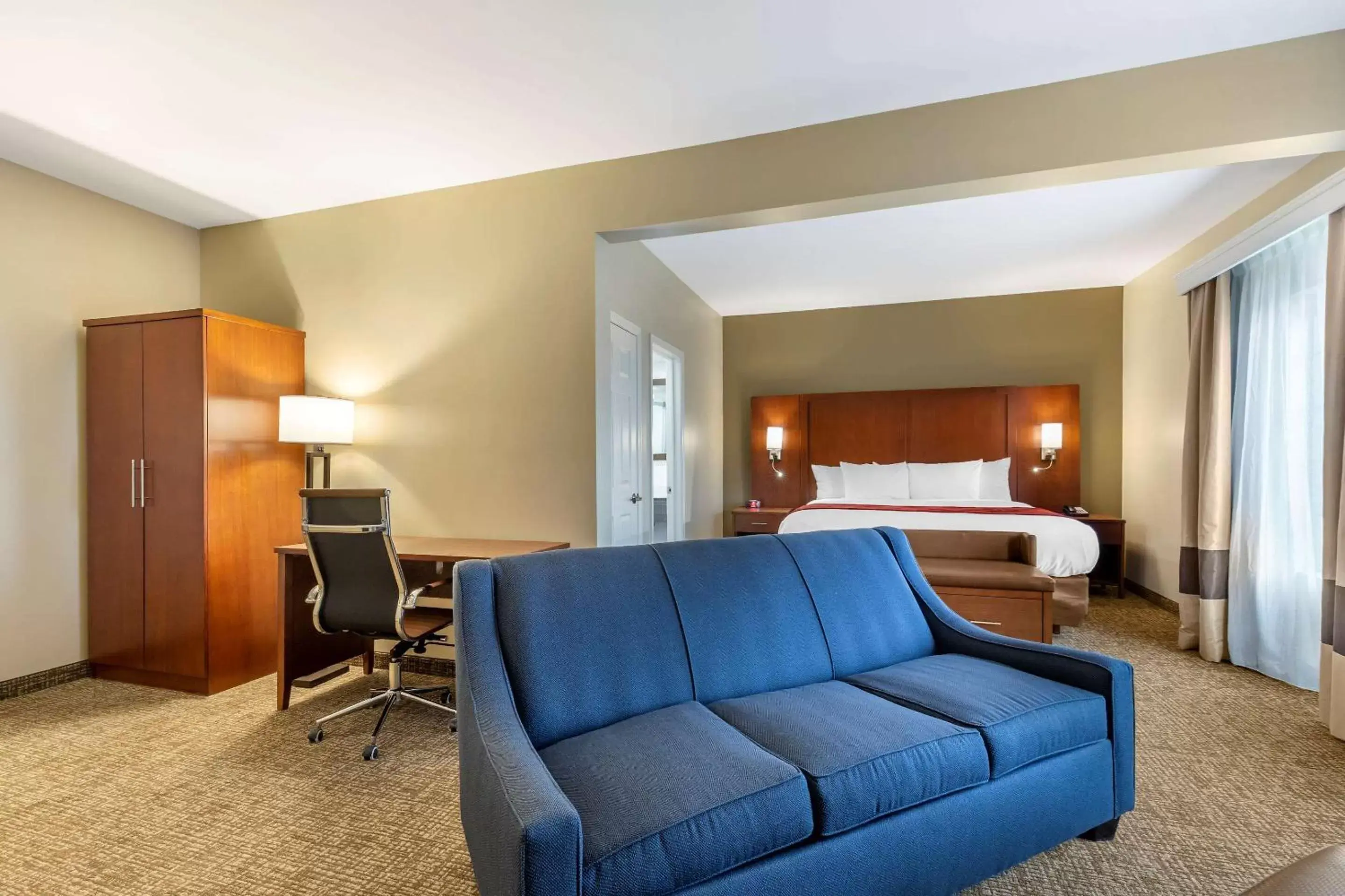 Bedroom, Seating Area in Comfort Suites near Camp Lejeune
