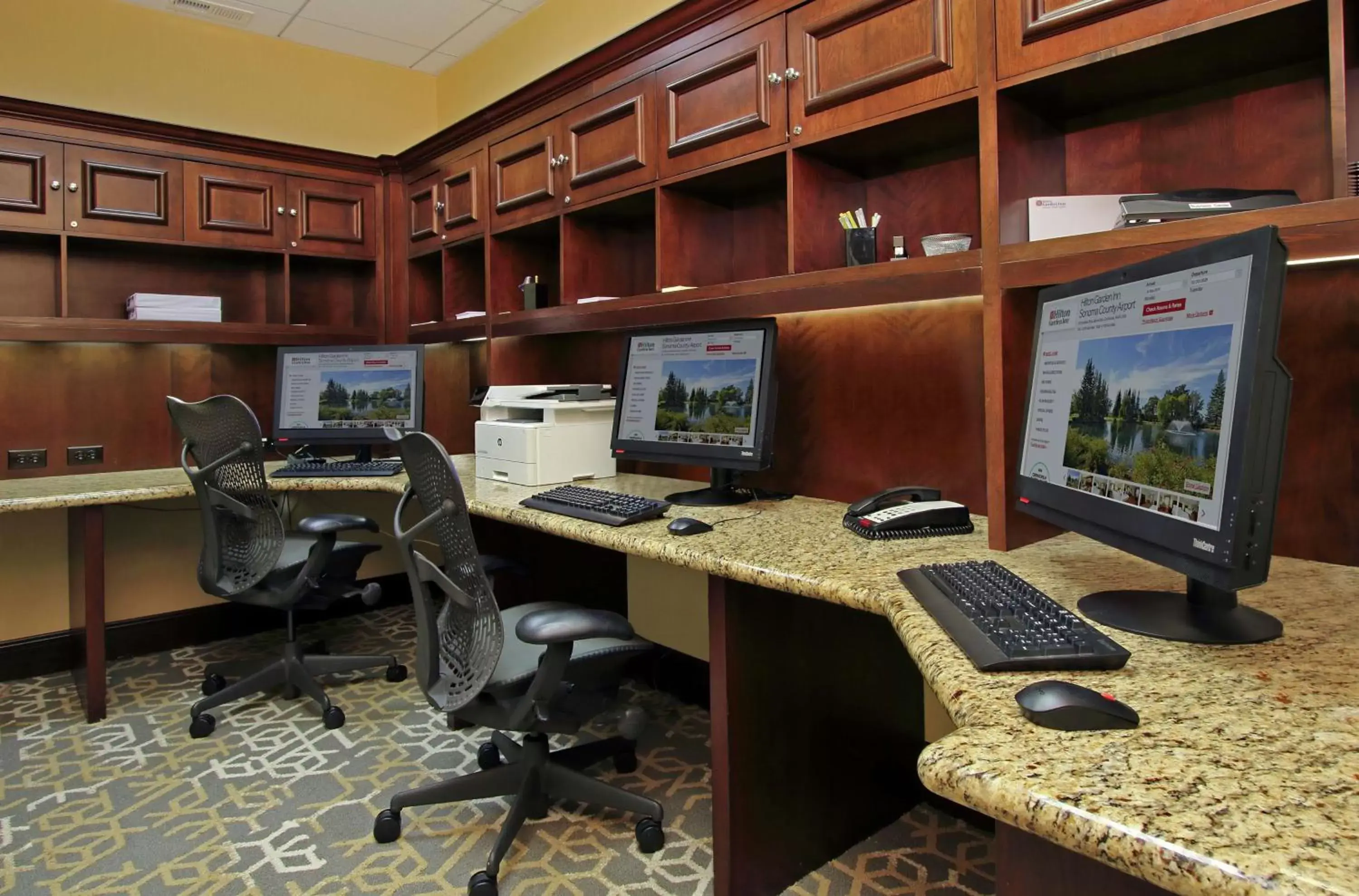 Business facilities, Business Area/Conference Room in Hilton Garden Inn Sonoma County Airport