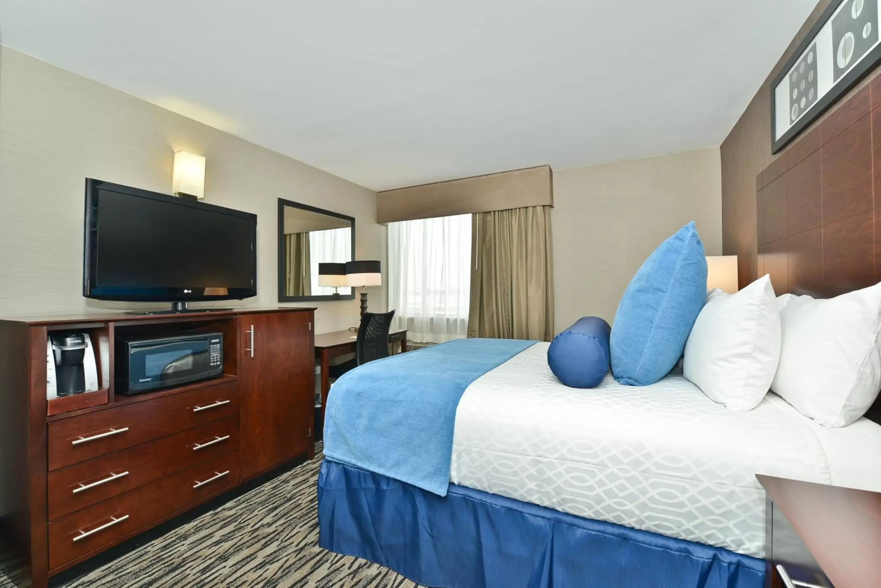 Bedroom, Bed in Wyndham Garden Elk Grove Village - O'Hare