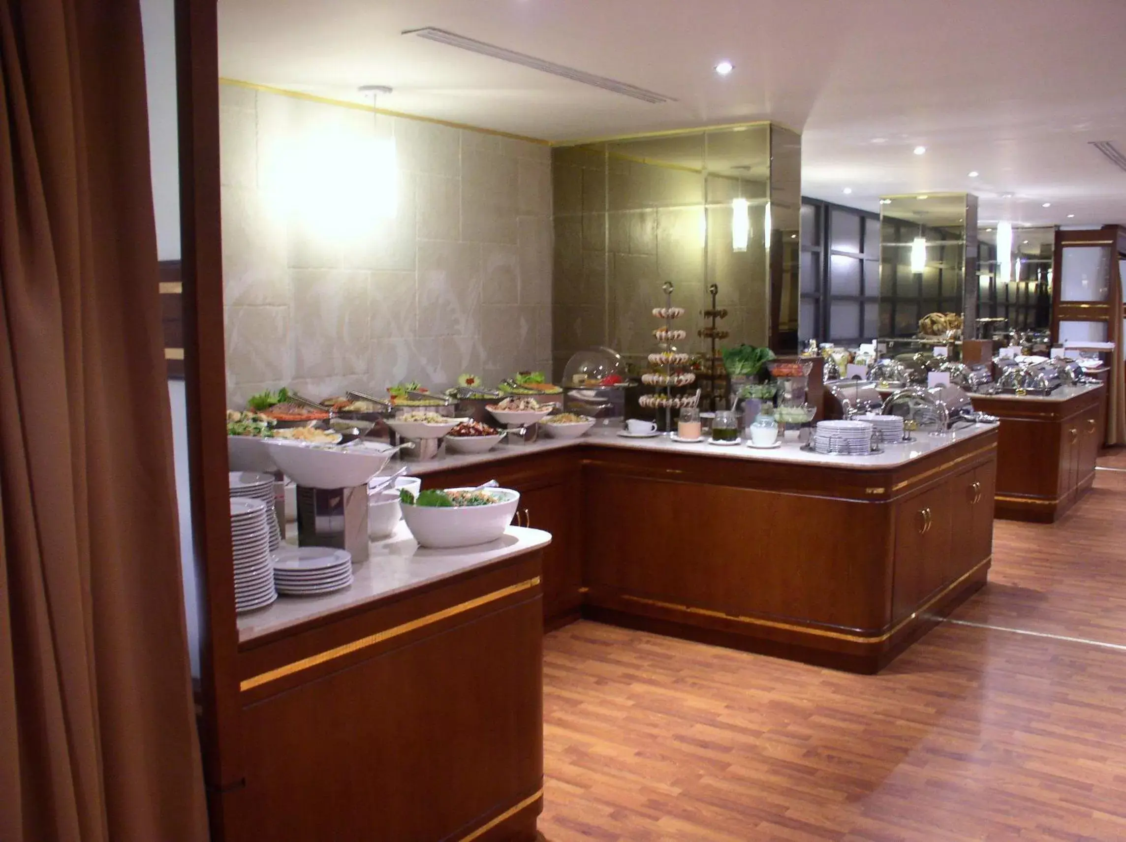 Restaurant/places to eat in Swiss Al Hamra Hotel