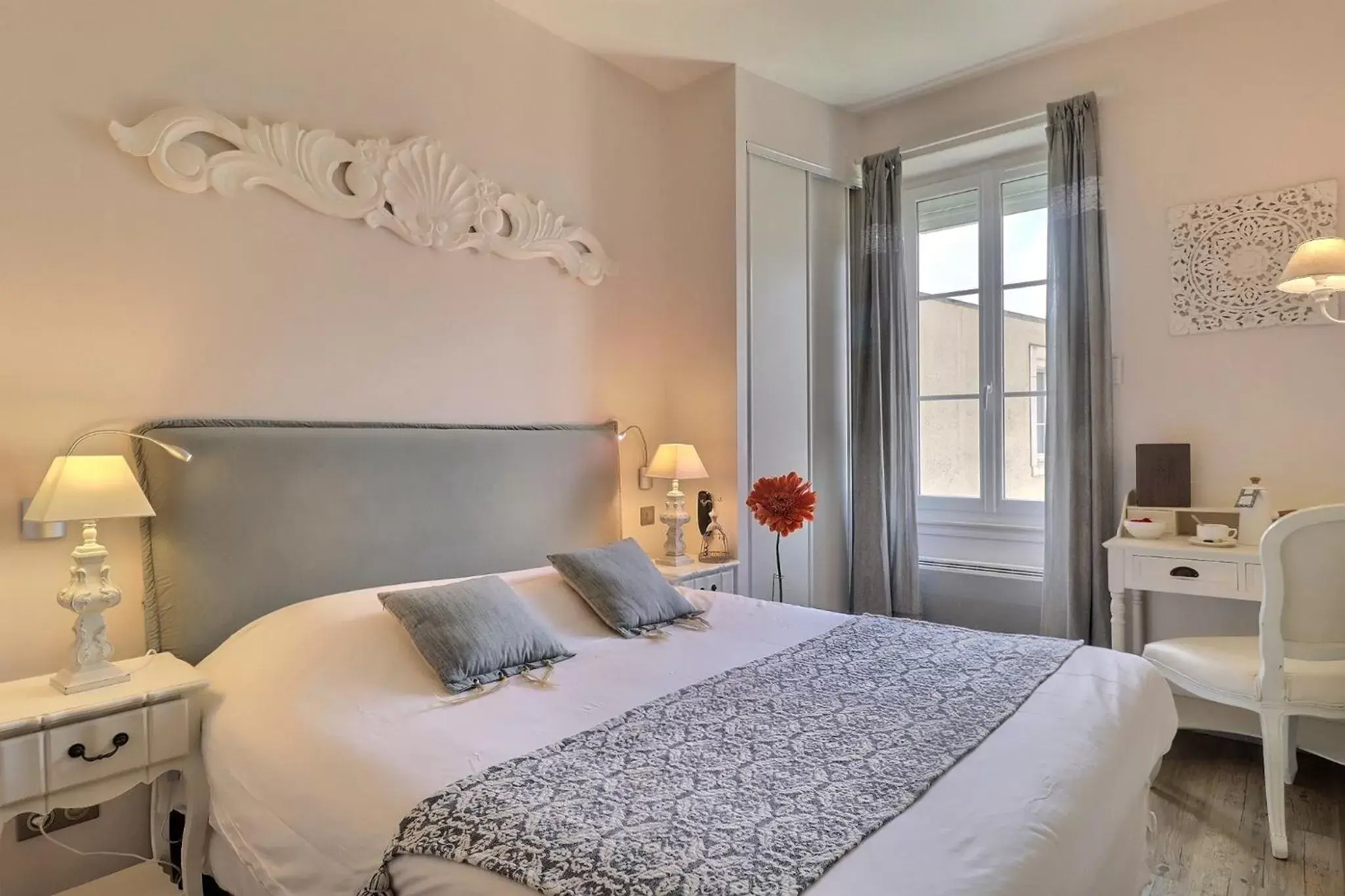 Property building, Bed in Grand Hôtel des Bains SPA