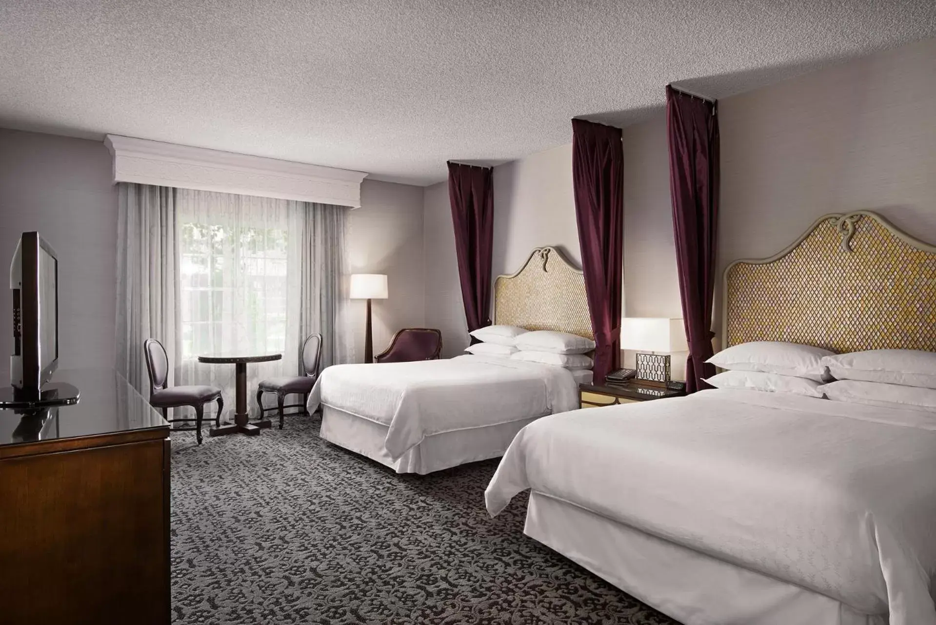 Bed in Anaheim Majestic Garden Hotel