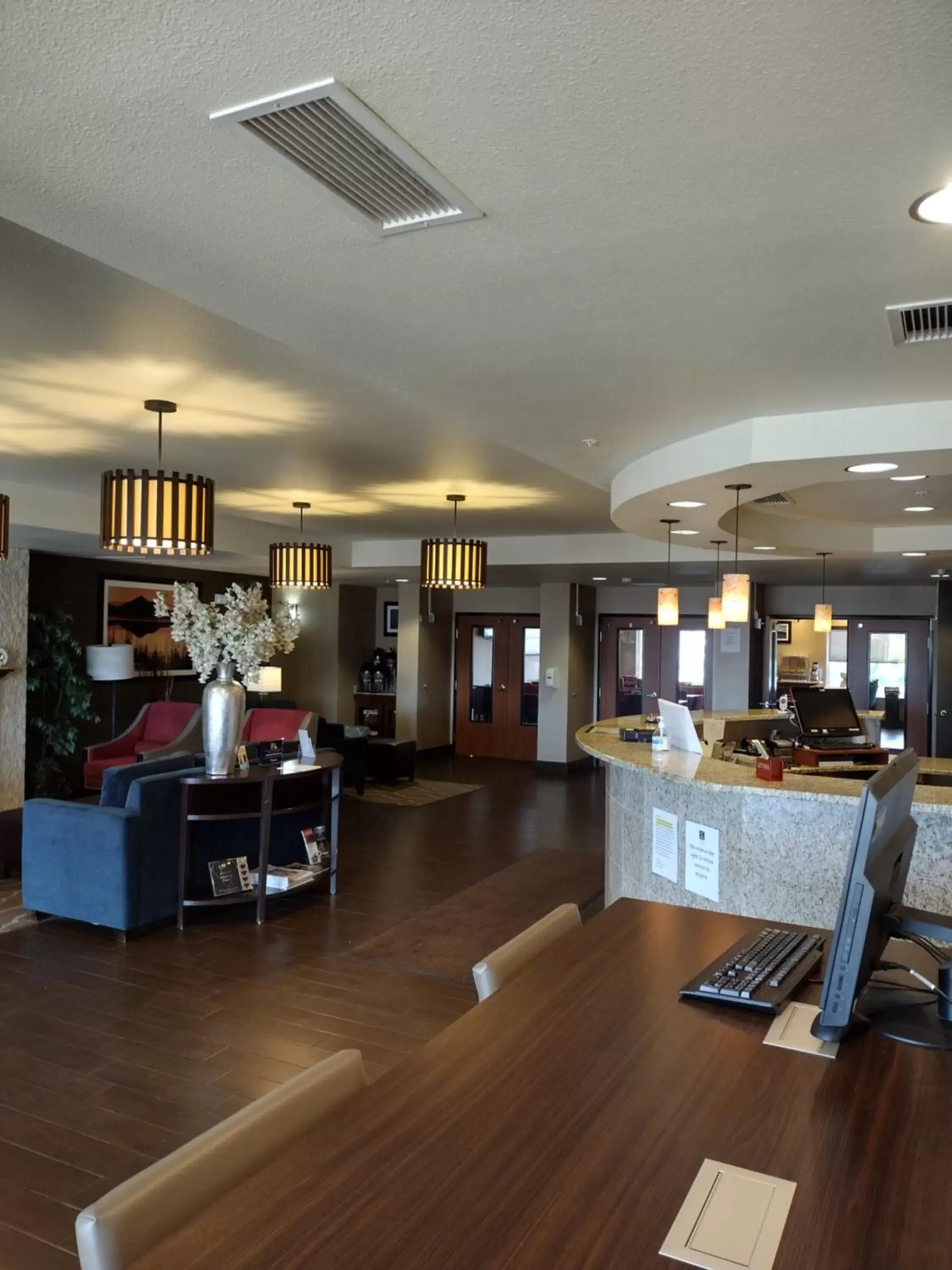 Lobby or reception in Comfort Suites Redding - Shasta Lake