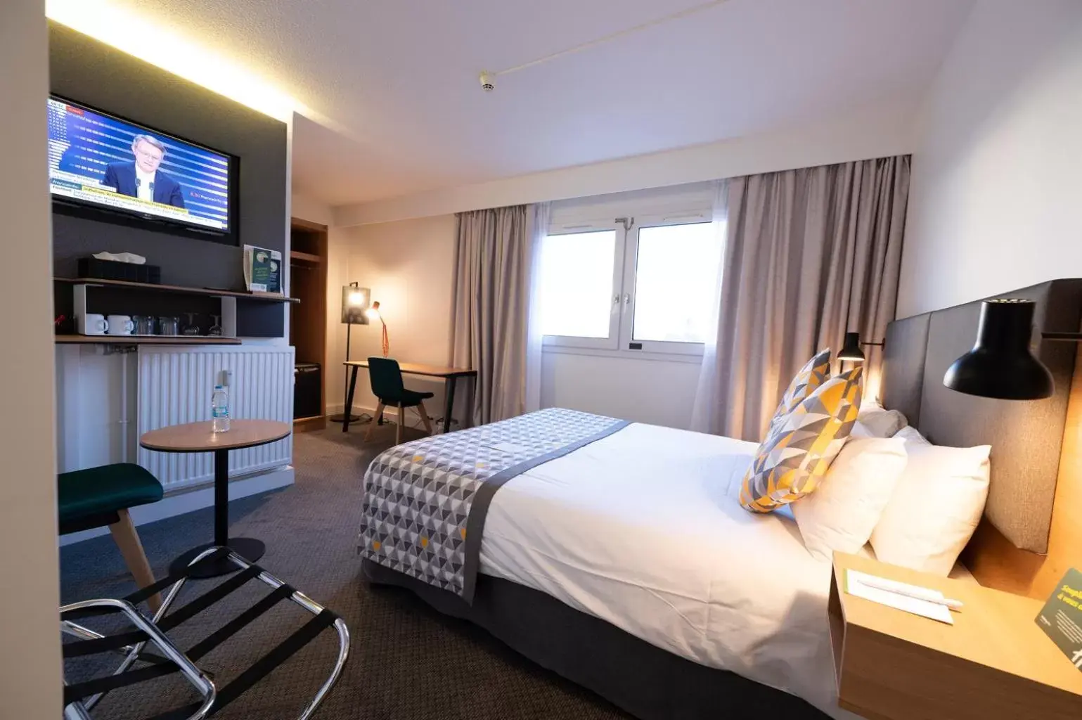Bedroom, TV/Entertainment Center in Holiday Inn Calais-Centre, an IHG Hotel