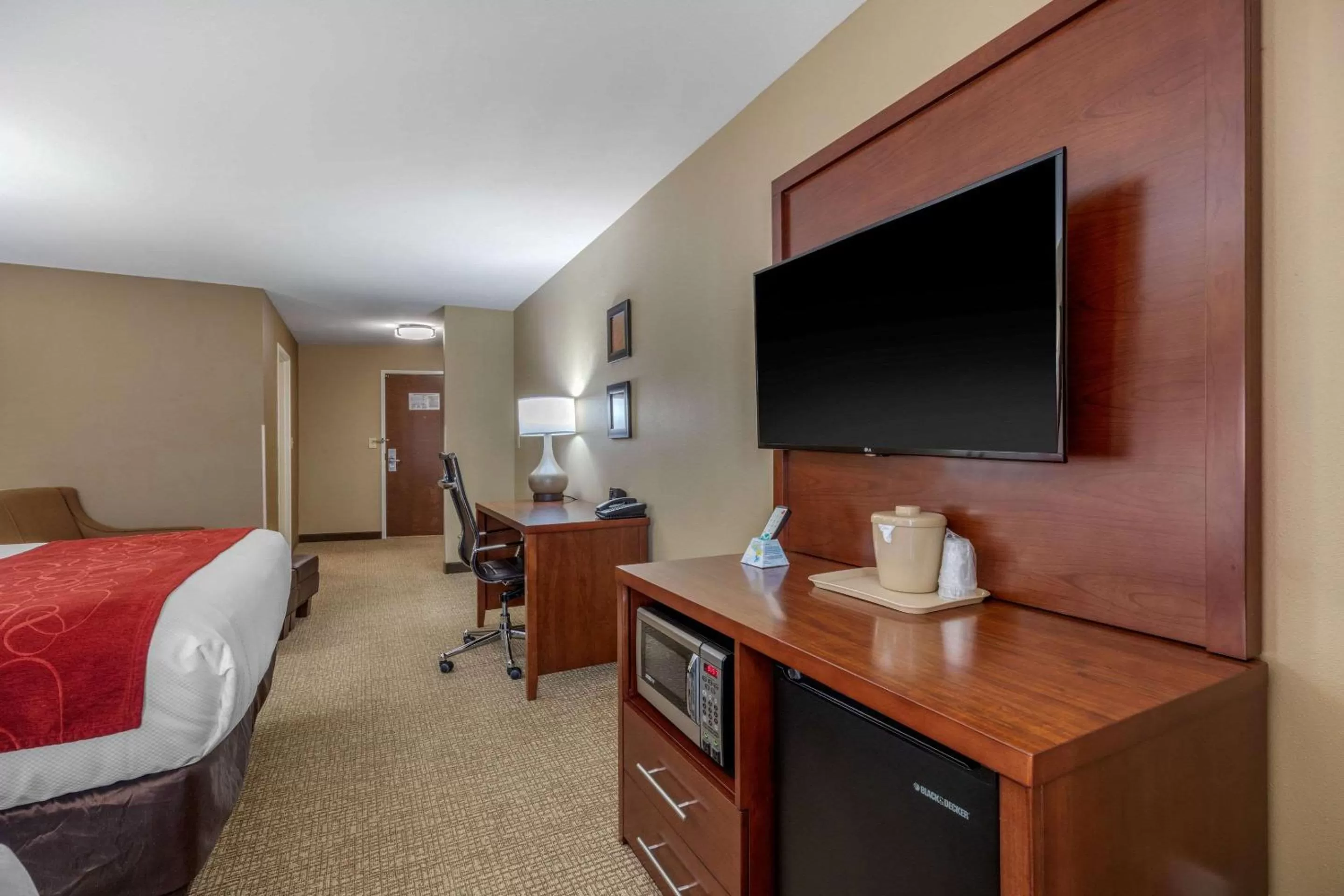 Photo of the whole room, Bed in Comfort Suites Pelham Hoover I-65