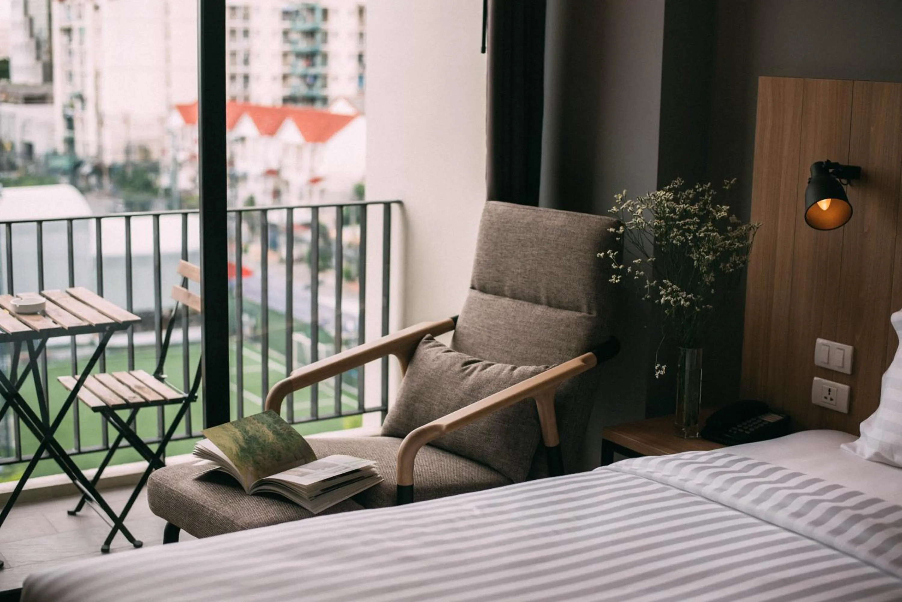 Seating area, Bed in Mii Hotel Srinakarin