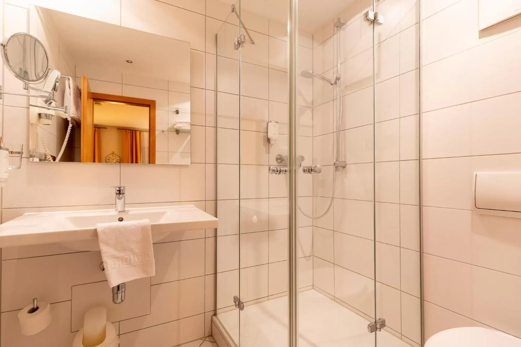 Shower, Bathroom in Hotel Restaurant Grüner Baum und Altes Tor
