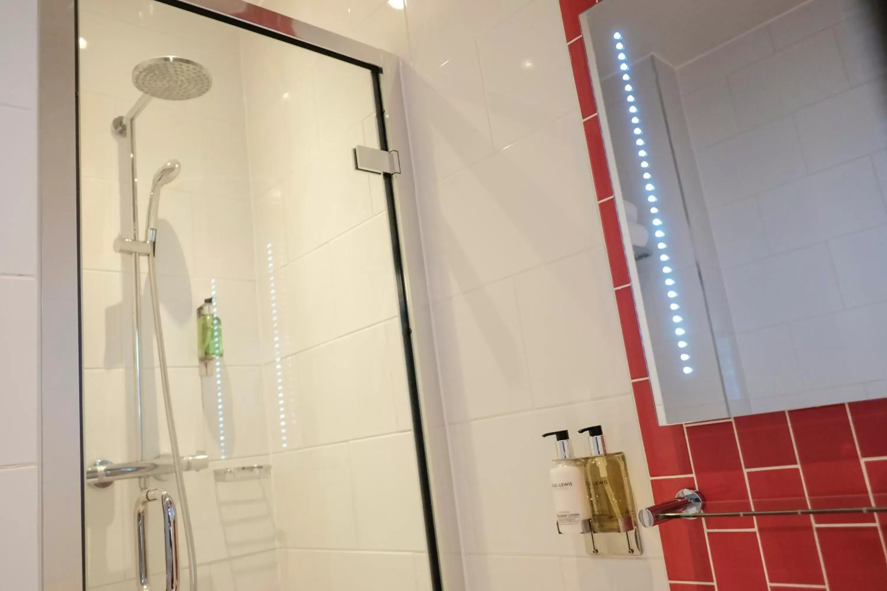 Shower, Bathroom in The Wellington Hotel