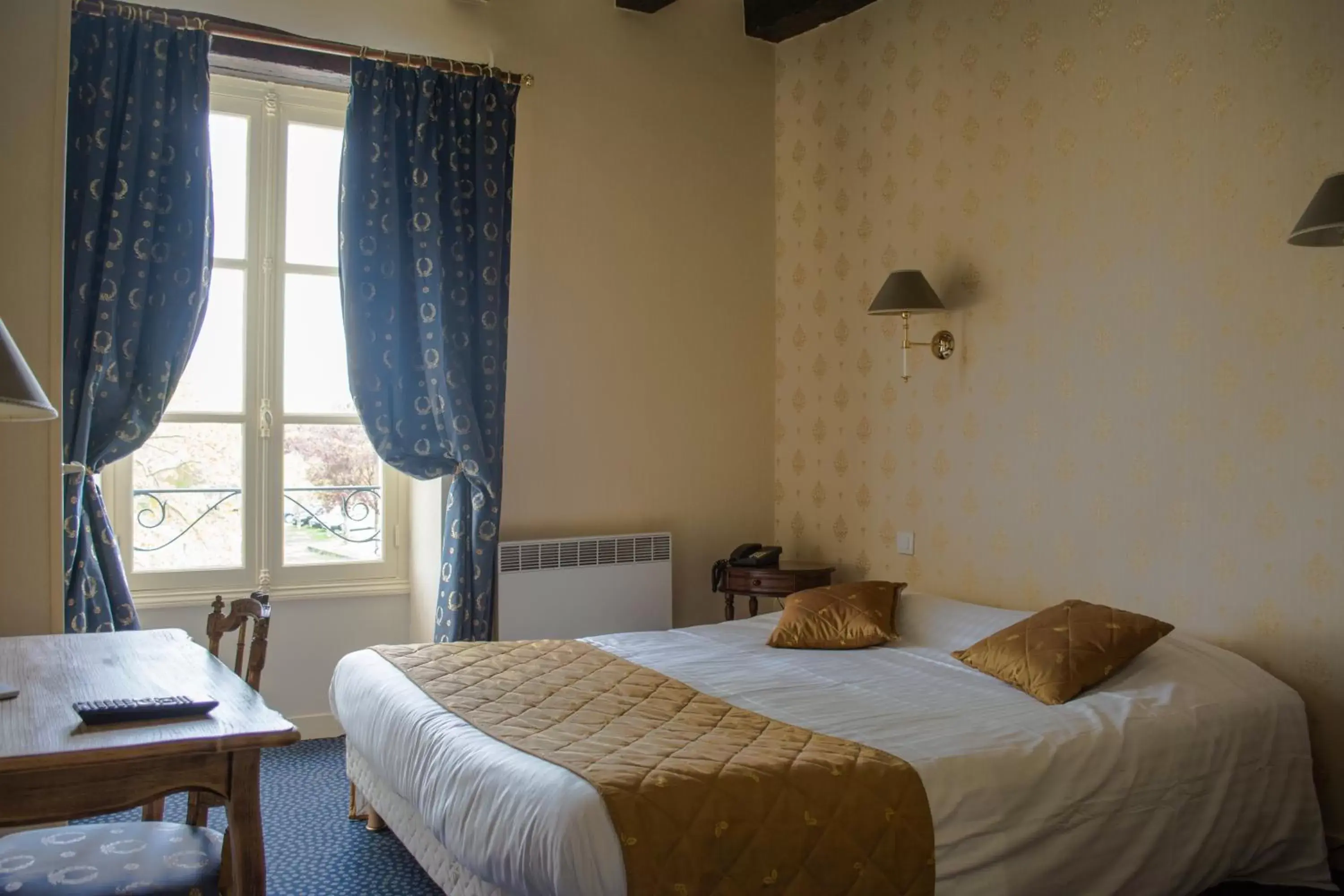 Photo of the whole room, Bed in The Originals Boutique, Hôtel Le George , Loches