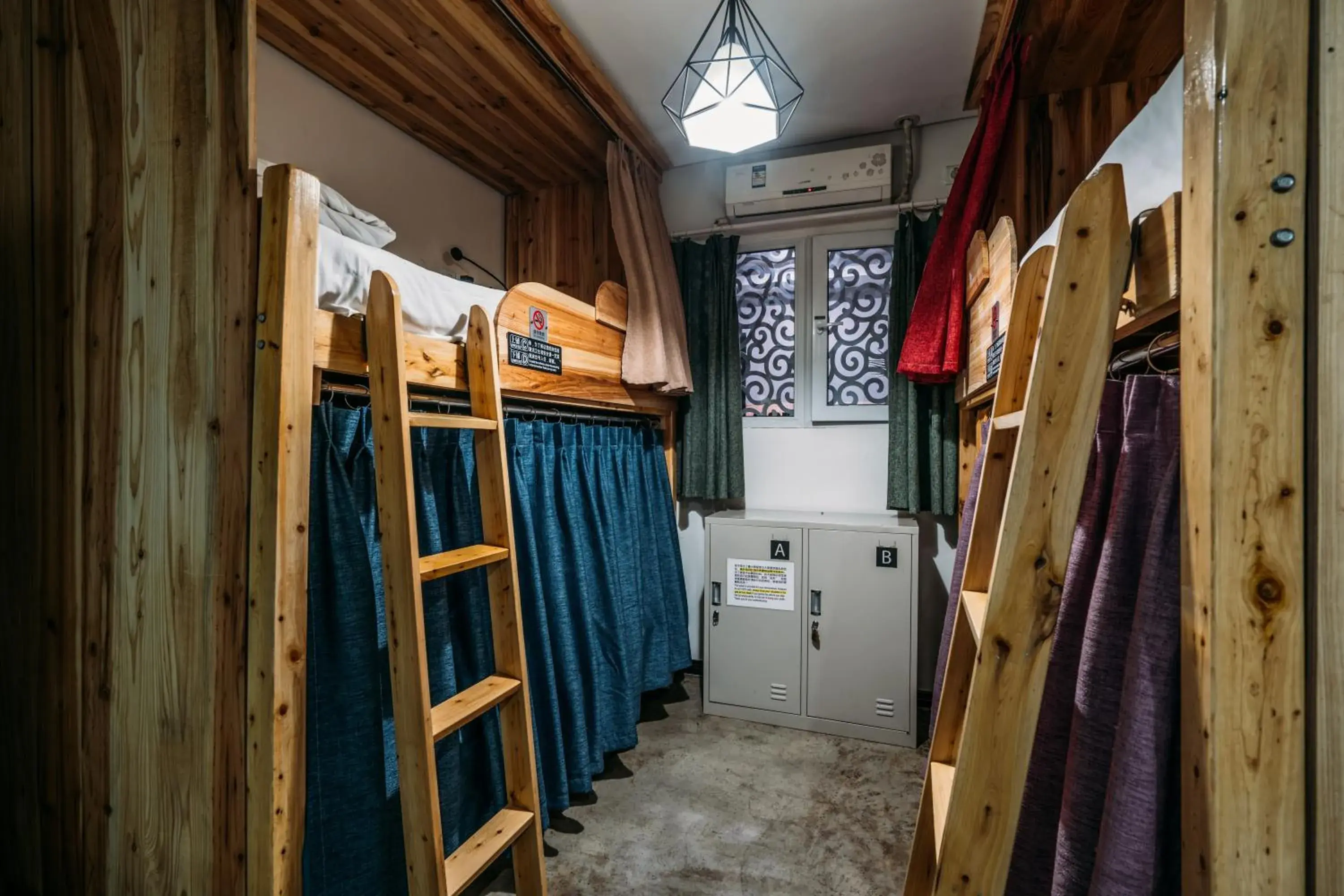 Photo of the whole room, Bunk Bed in Chengdu BANG Bar&Hostel （Lazybones hostel）