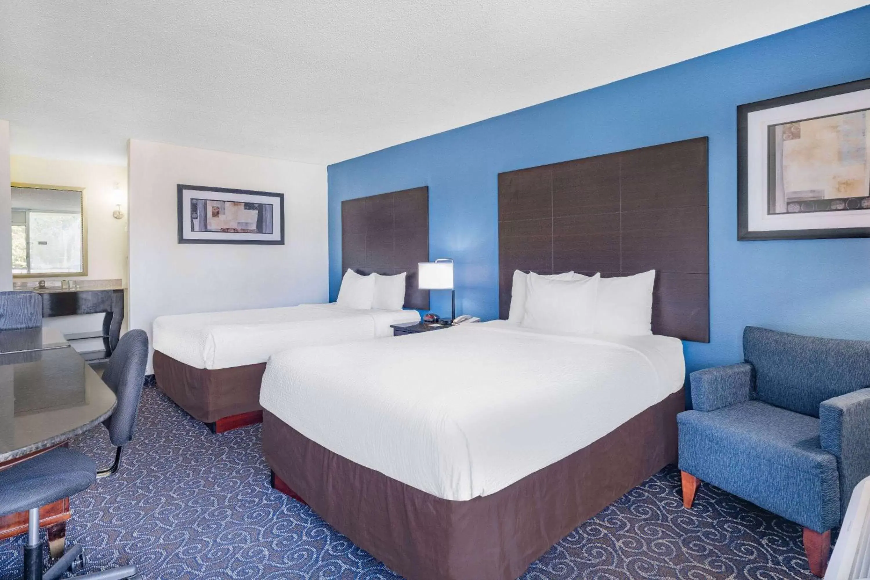 Queen Room with Two Queen Beds - Non-Smoking in Days Inn and Suites by Wyndham Oxford