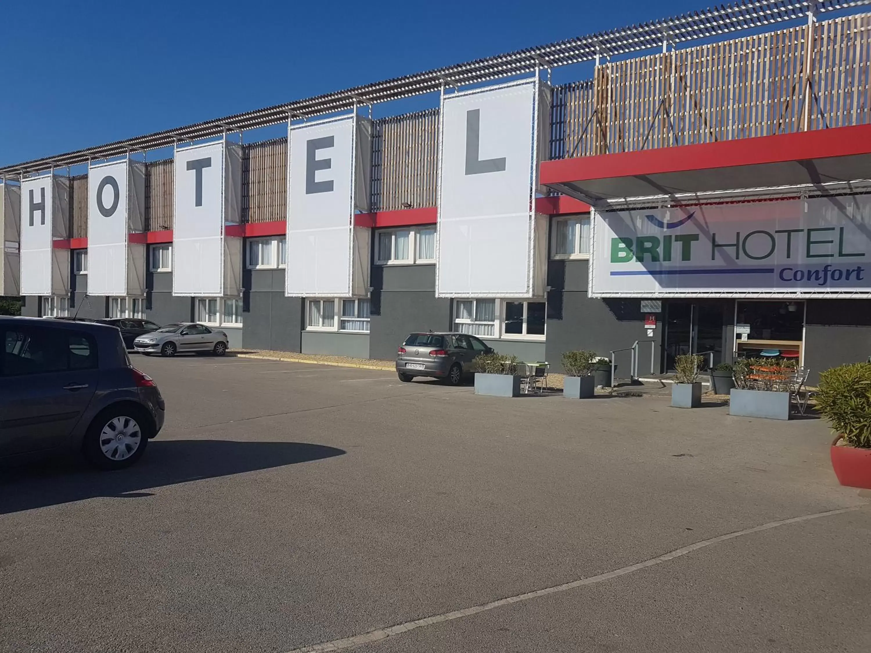 Facade/entrance, Property Building in Brit Hotel Montpellier Parc Expo