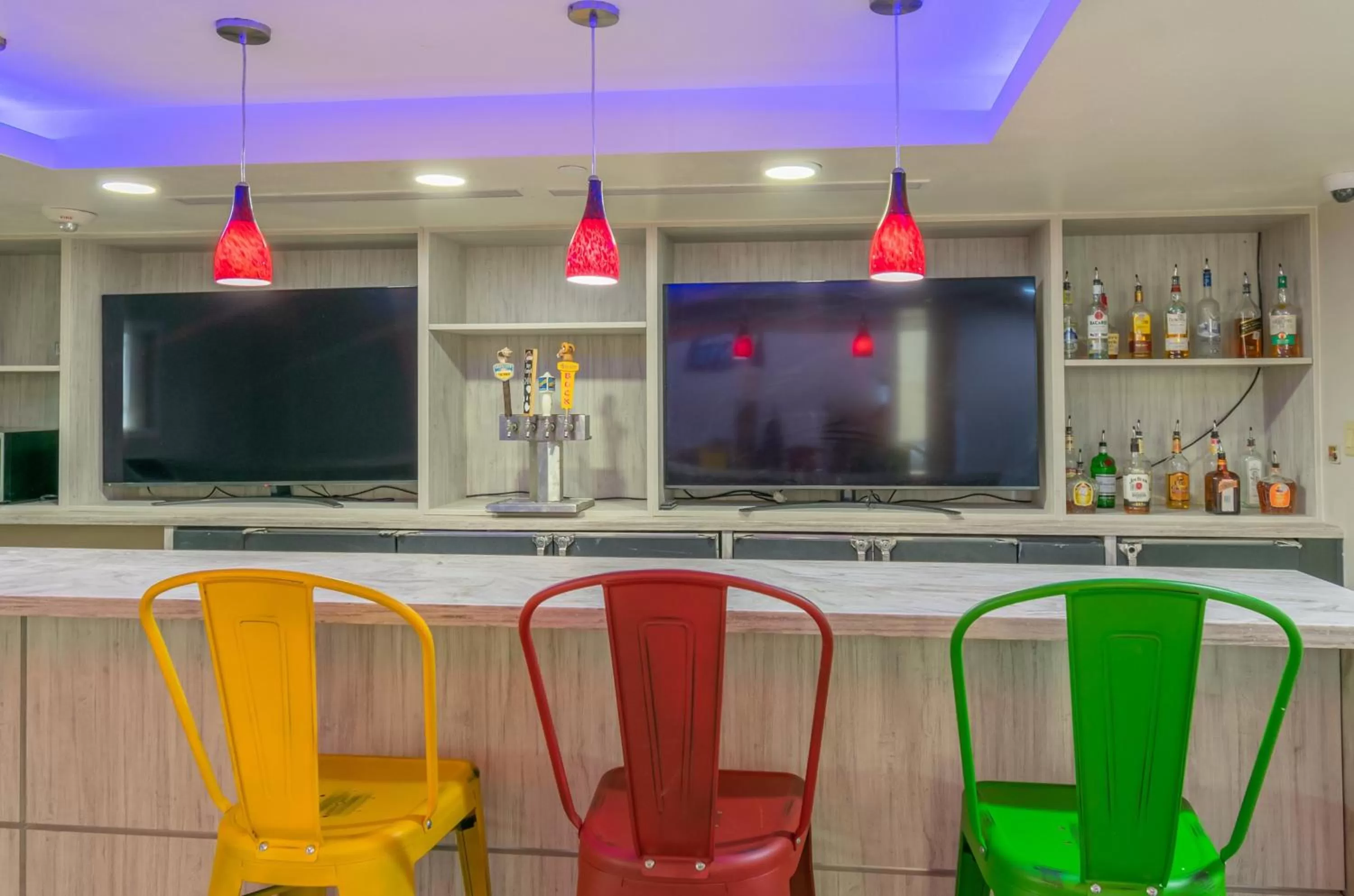 Lounge or bar in Clarion Pointe Galveston Seawall