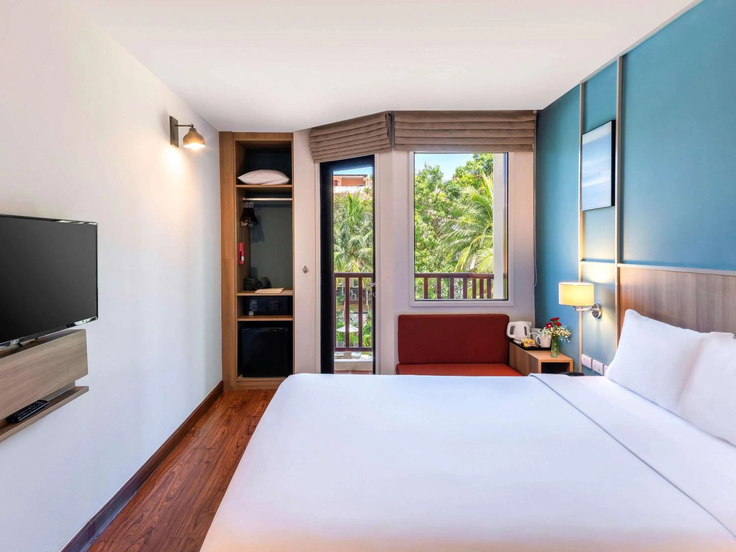 Property building, Bed in Ibis Phuket Patong