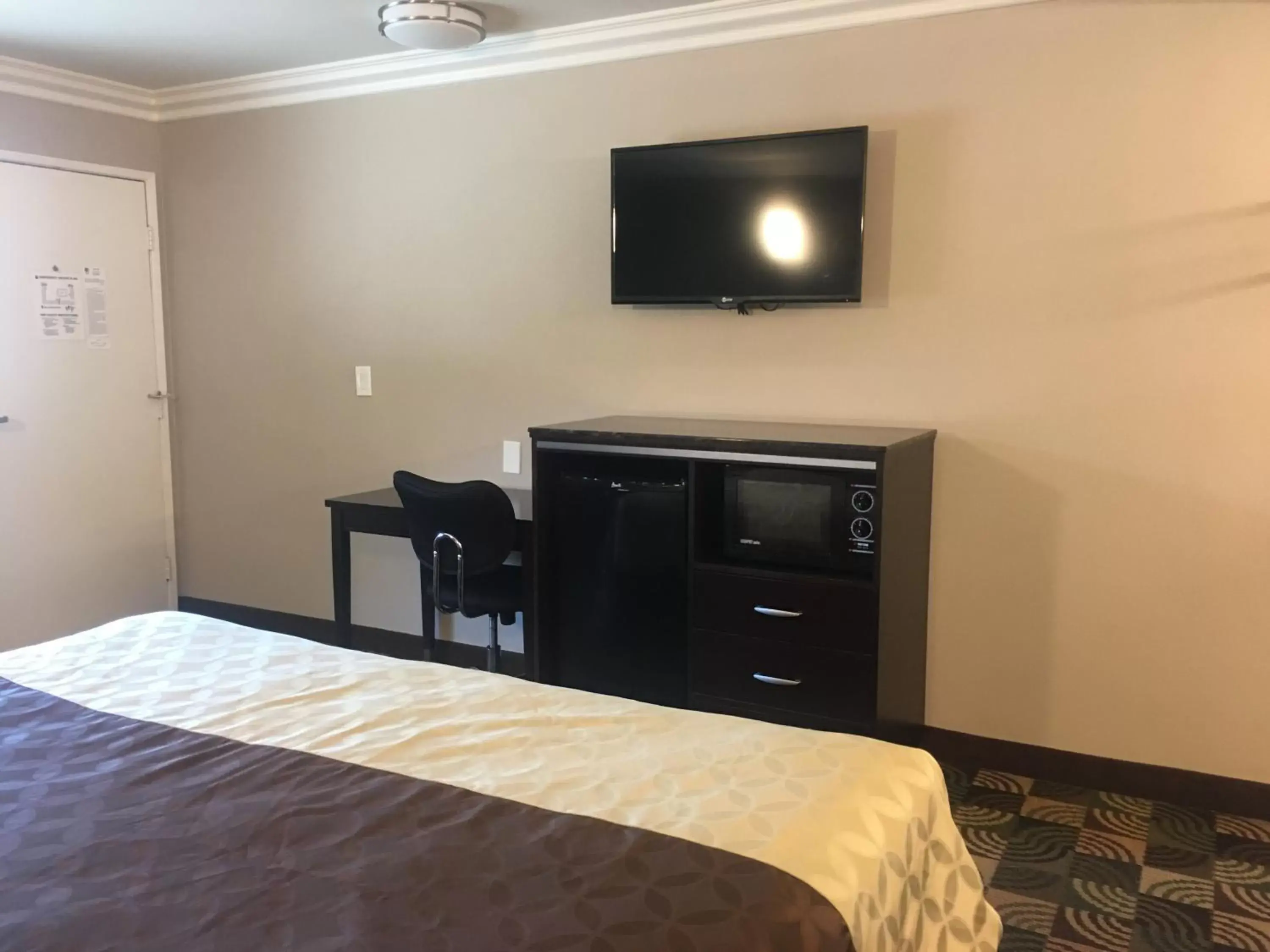 TV/Entertainment Center in Hotel Seville - Ontario Airport/Chino