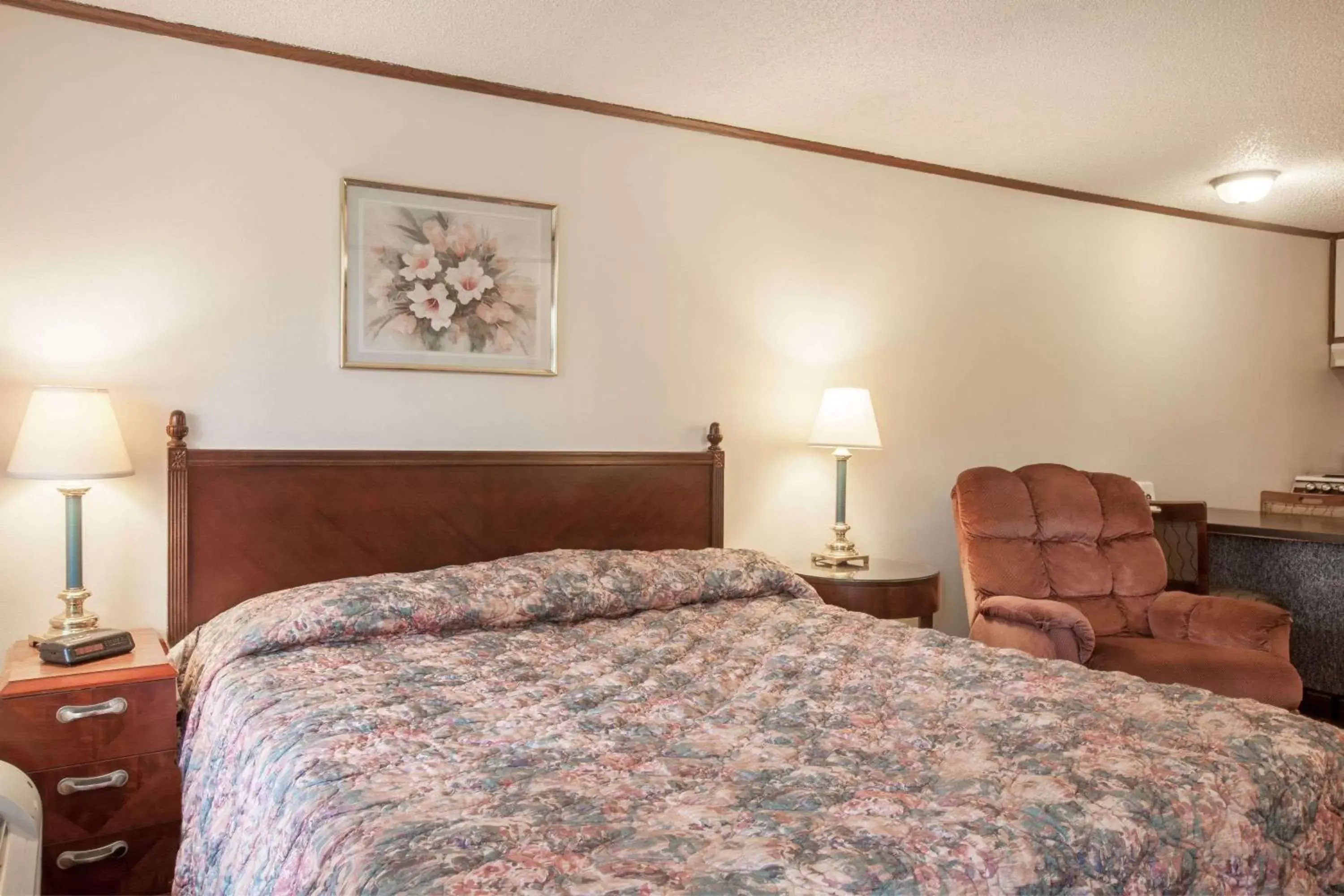 Photo of the whole room, Bed in Knights Inn Greensburg