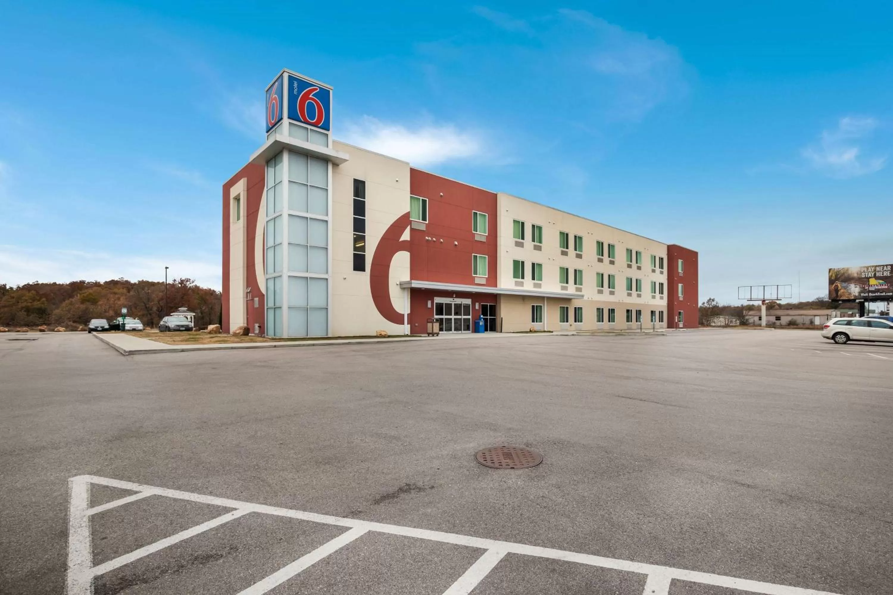 Property building in Motel 6 Poplar Bluff, MO