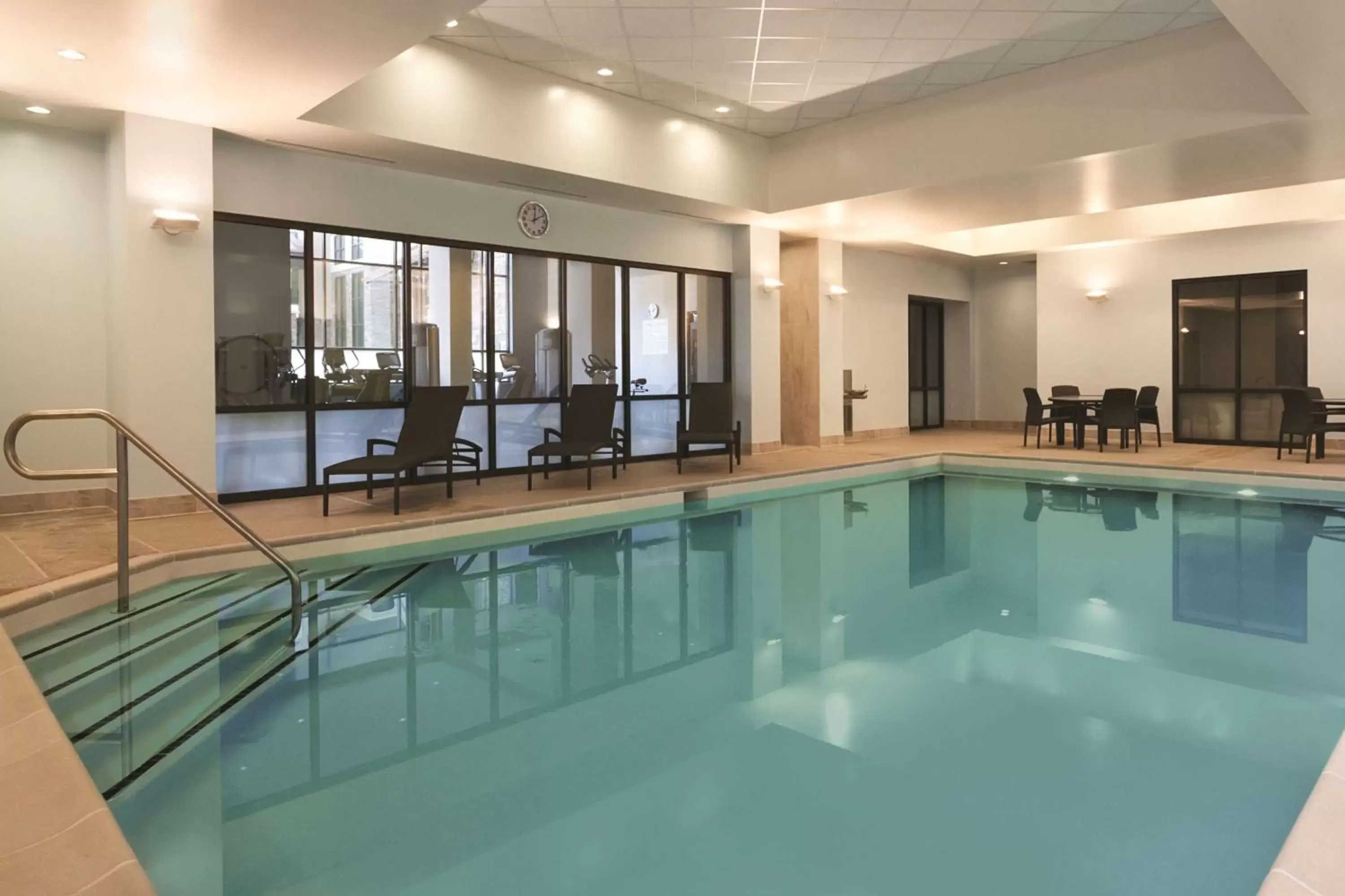 Pool view, Swimming Pool in Embassy Suites Springfield