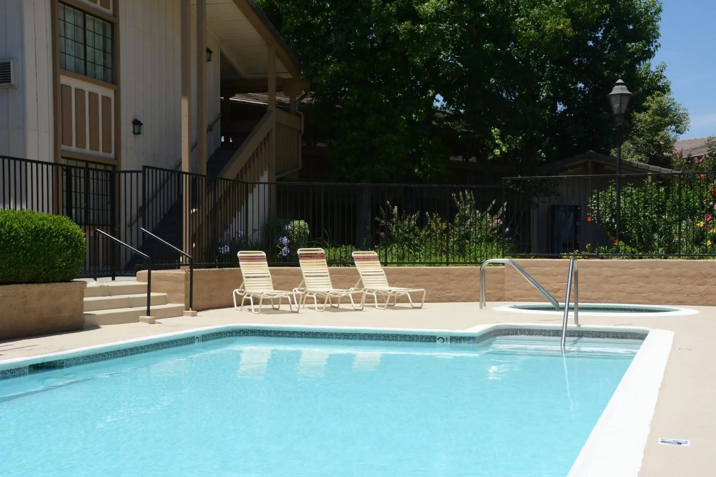 Swimming Pool in Red Roof Inn San Dimas - Fairplex