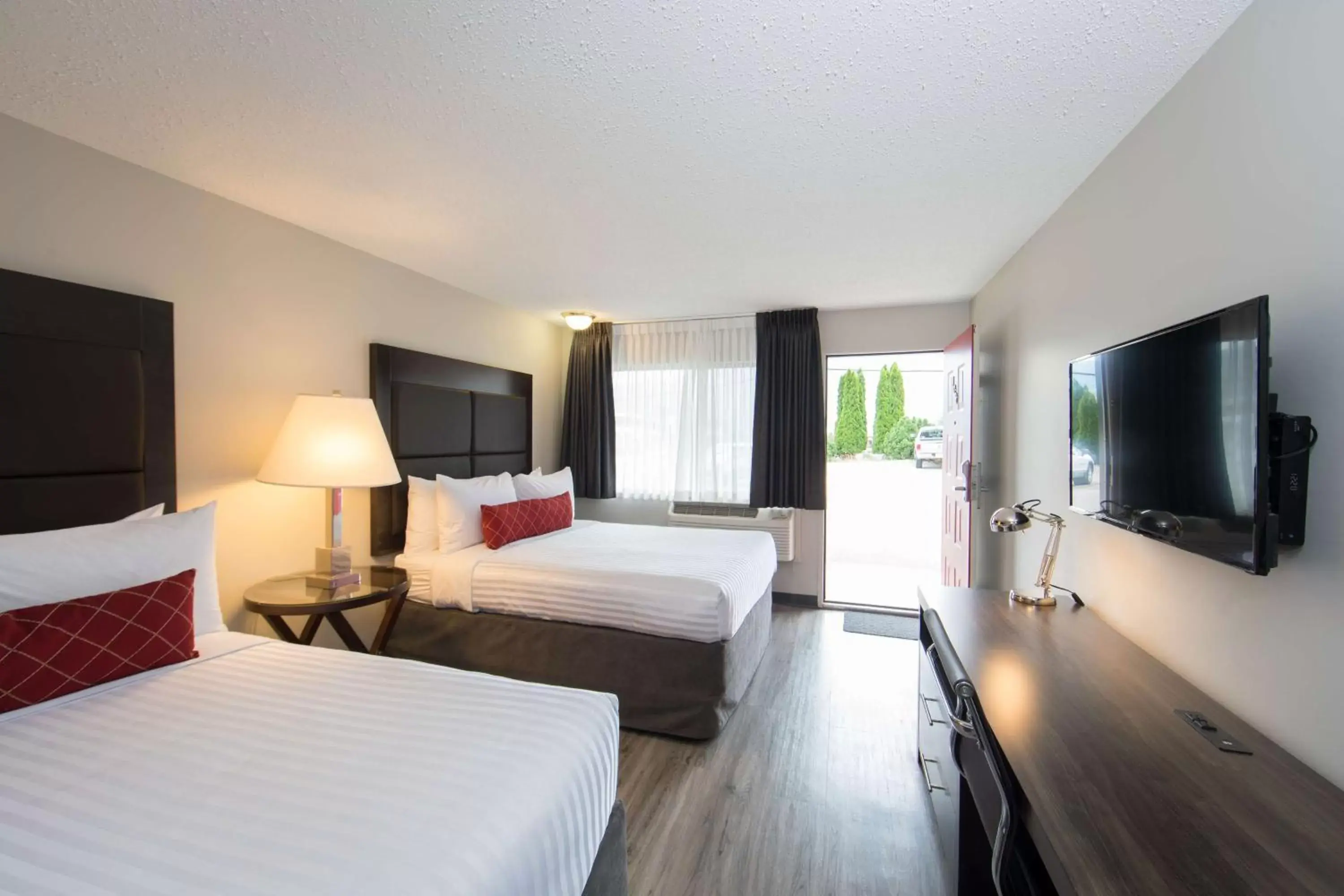 Photo of the whole room, TV/Entertainment Center in SureStay Hotel by Best Western Castlegar