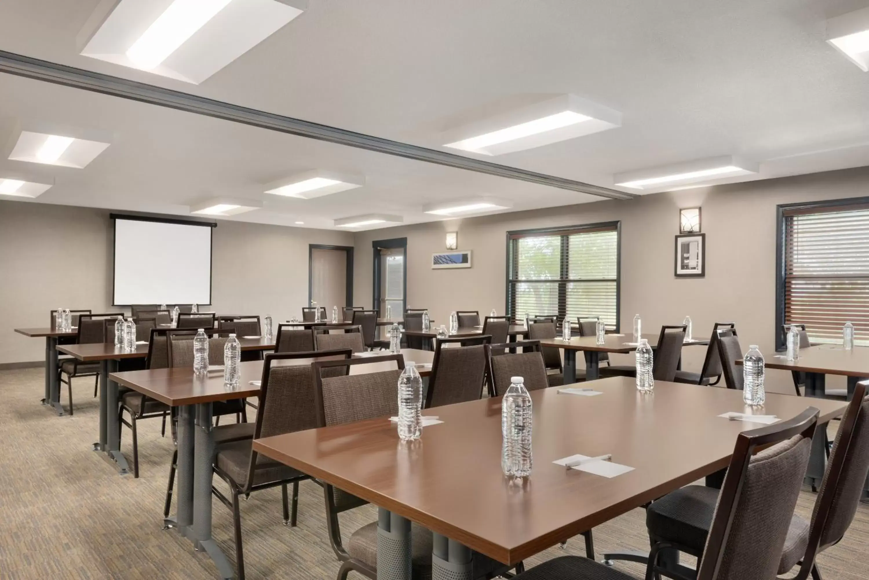 Meeting/conference room in Country Inn & Suites by Radisson, Pella, IA