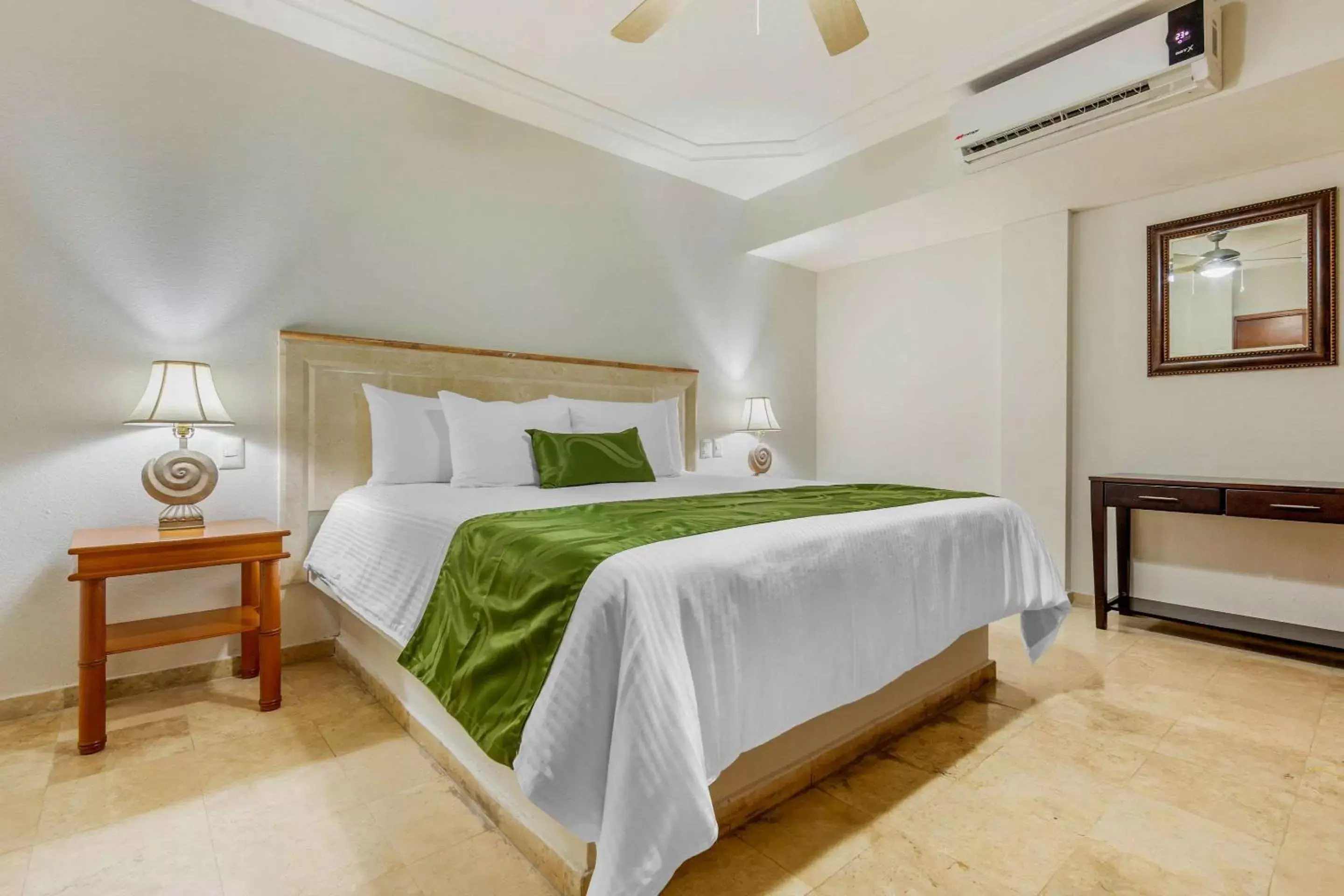 Bedroom, Bed in Quality Inn Mazatlan