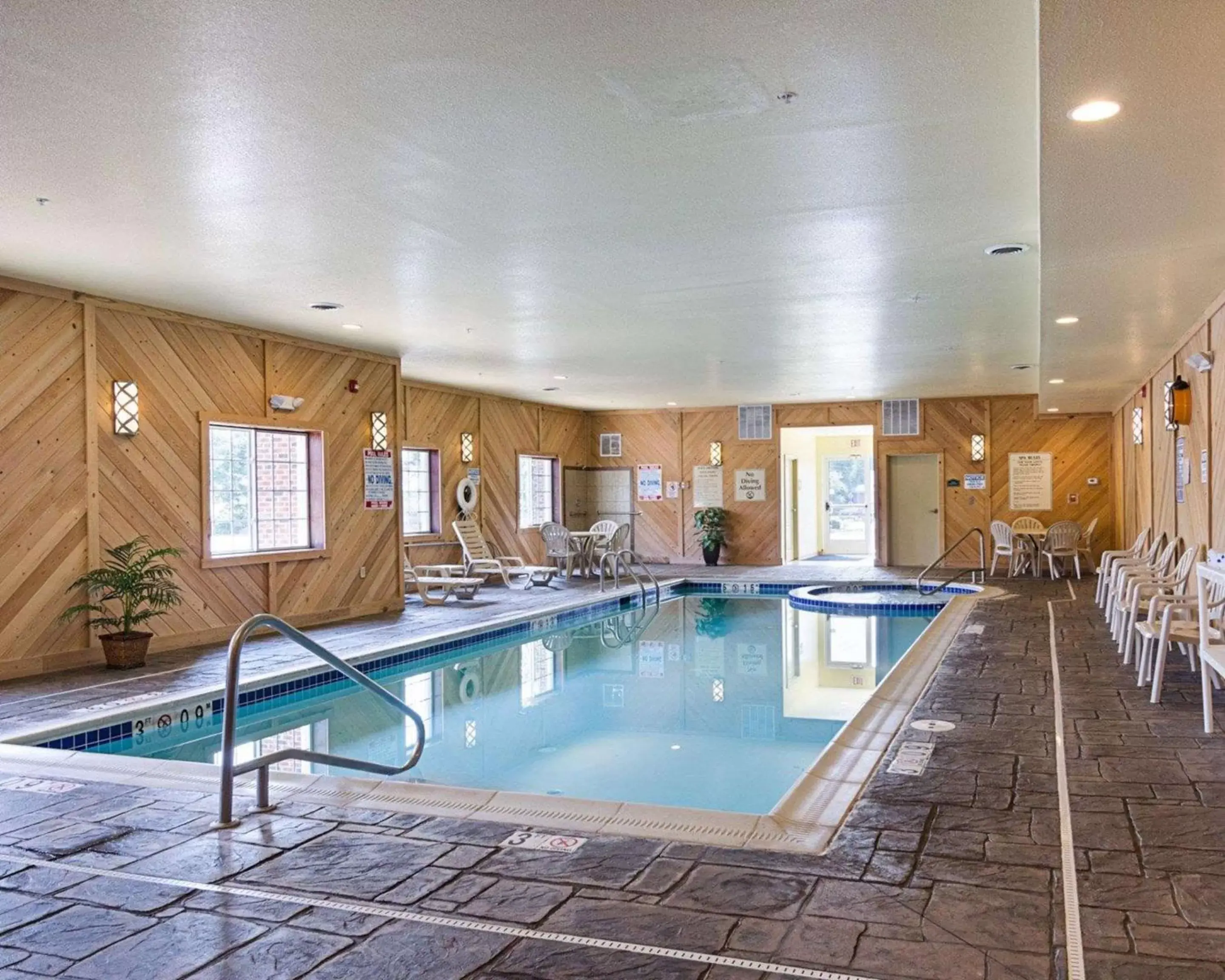 Swimming Pool in Comfort Inn & Suites Orange