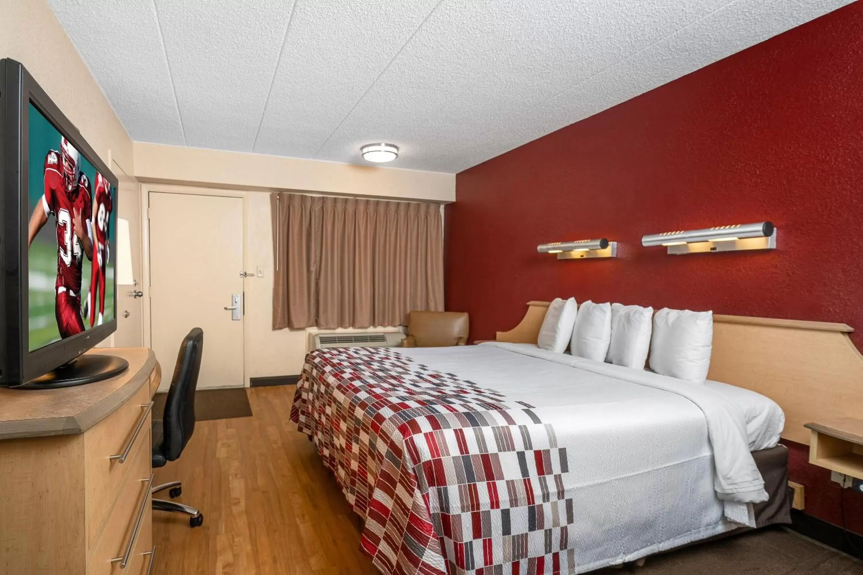 Photo of the whole room, Bed in Red Roof Inn Greenville