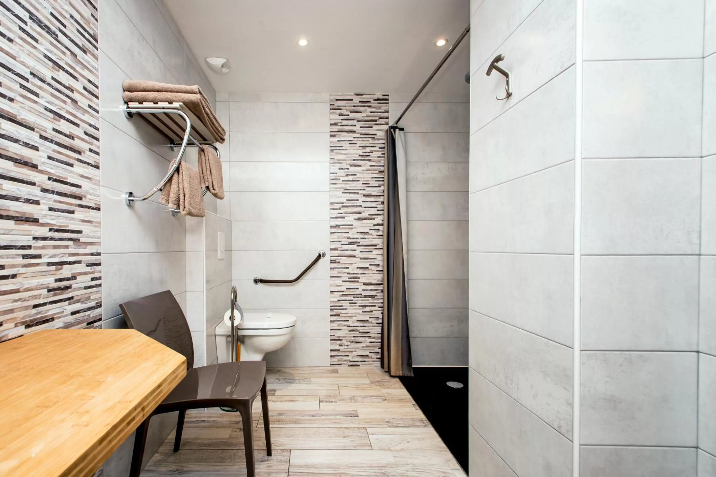 Bathroom in The Originals Boutique, Hôtel de La Baie de Morlaix