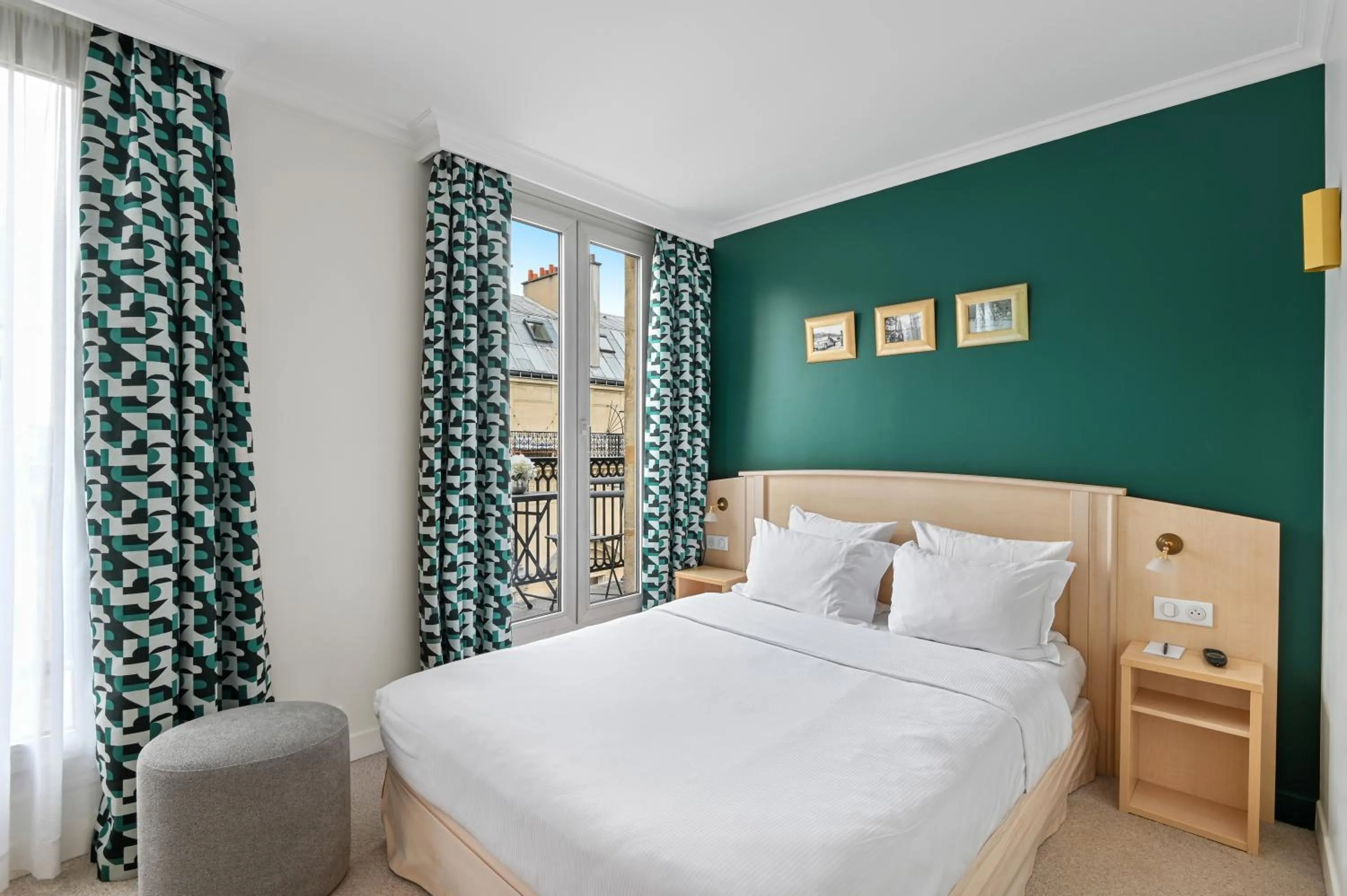 Photo of the whole room, Bed in Hotel Elysees Opera