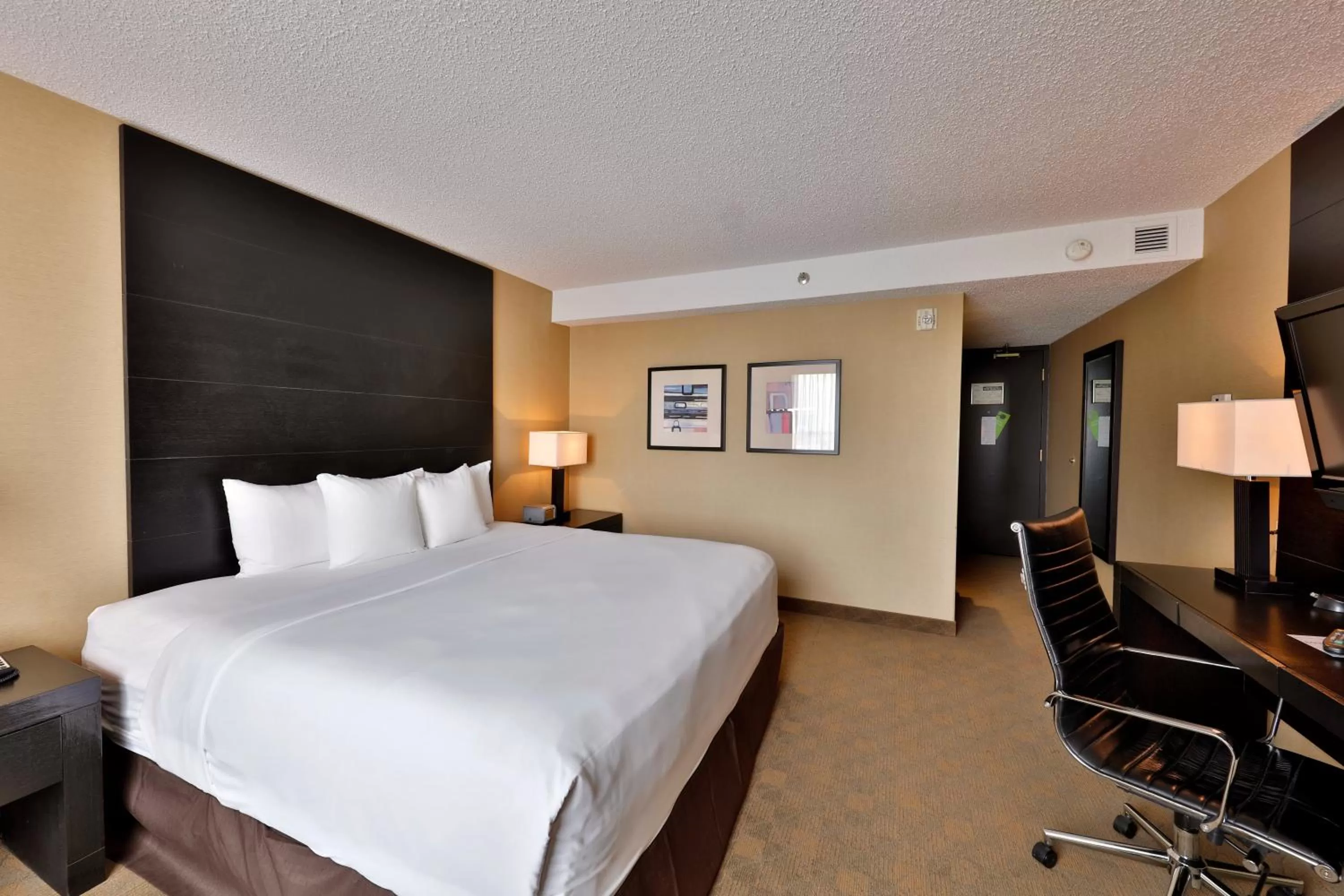 Bedroom, Bed in Edmonton Hotel & Convention Center Edmonton