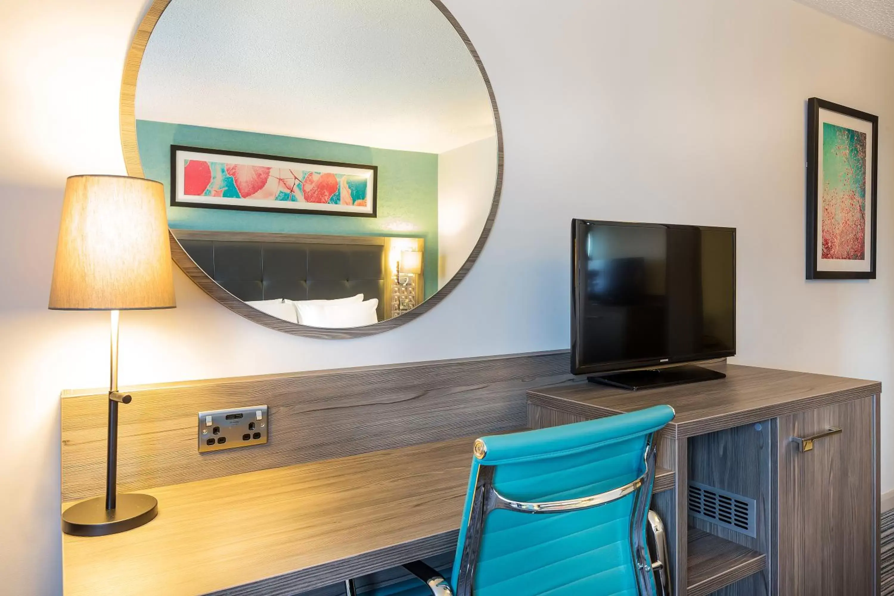 Bedroom, TV/Entertainment Center in Leonardo Hotel Southampton - formerly Jurys Inn