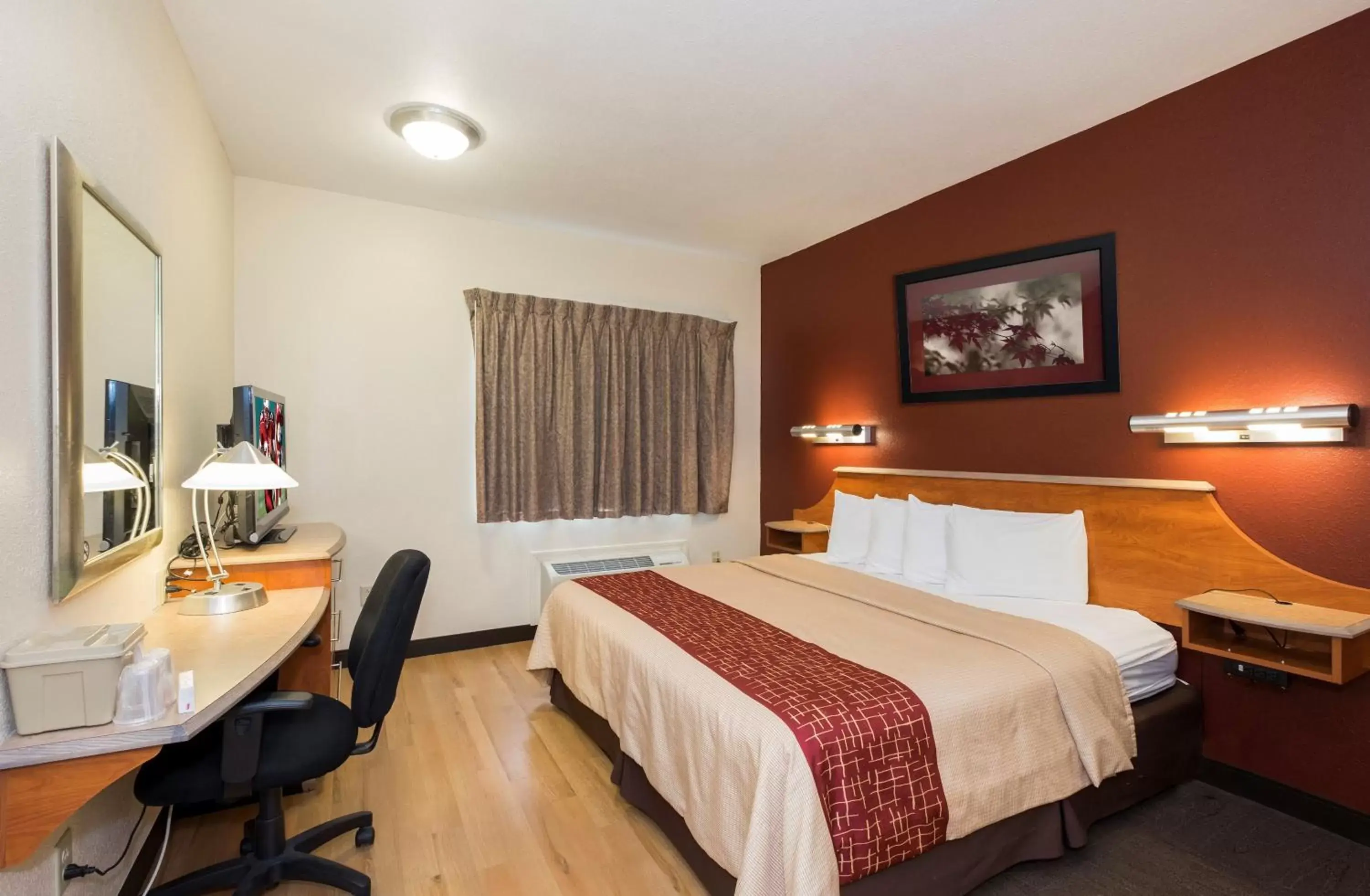 Bedroom, Bed in Red Roof Inn Glens Falls - Lake George