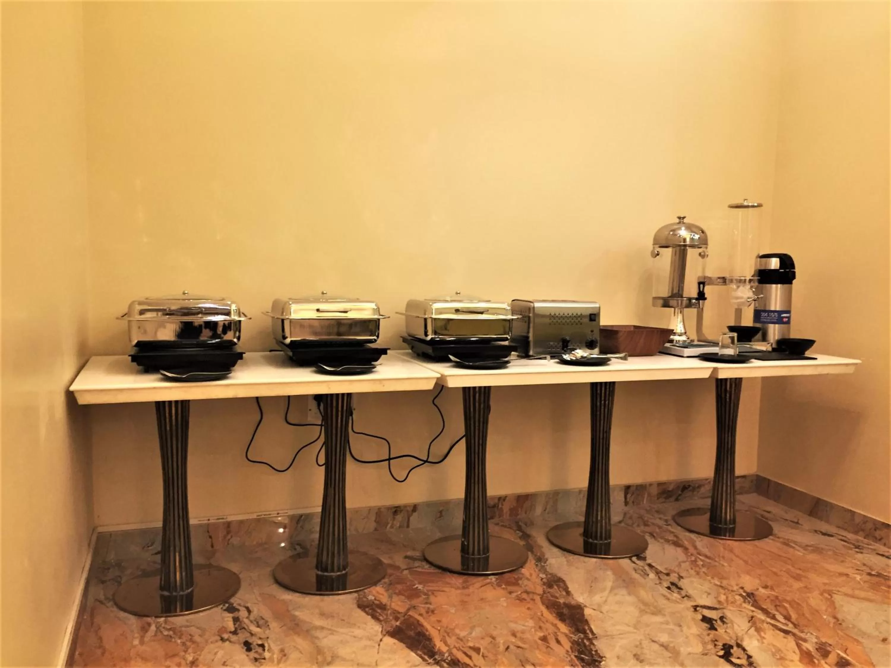 Breakfast, Kitchen/Kitchenette in Hotel Bharat